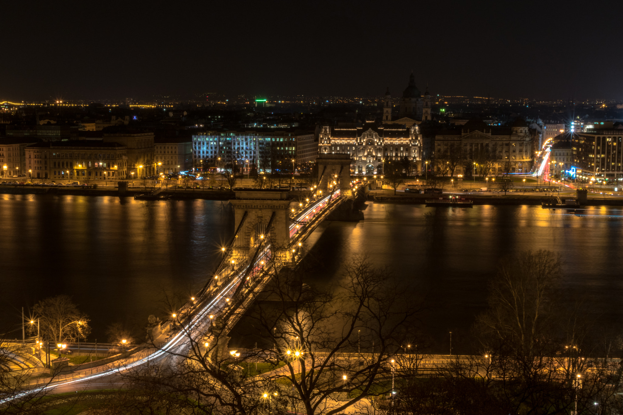 Nikon D5500 + Nikon AF-S DX Nikkor 35mm F1.8G sample photo. Budapest , earth hour photography