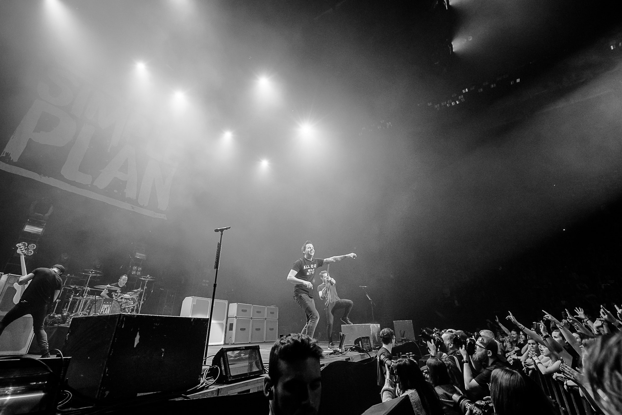 Nikon AF-S Nikkor 14-24mm F2.8G ED sample photo. Simple plan at bell centre - montreal - canada photography