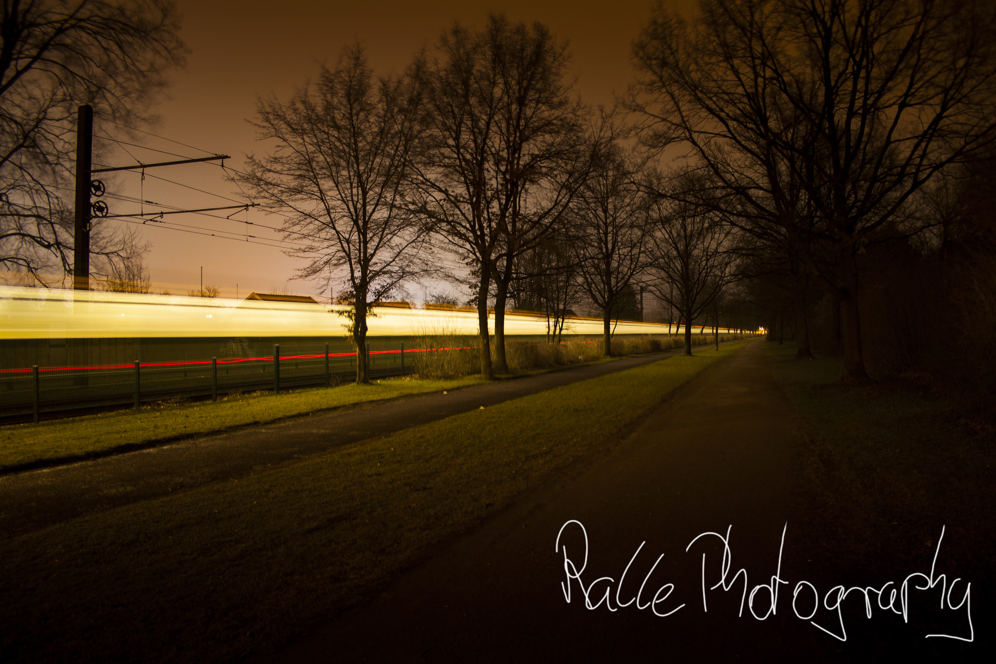 Canon EF-S 18-55mm F3.5-5.6 II sample photo. Straßenbahn links photography