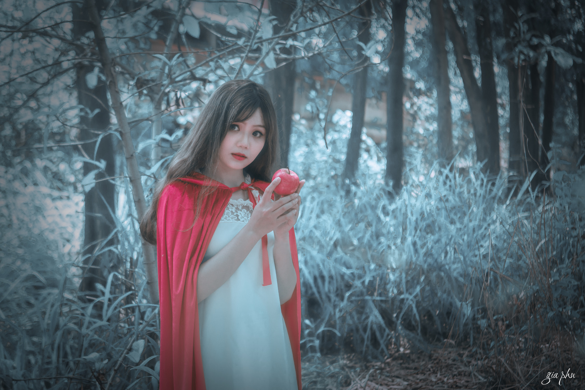 Nikon D7200 sample photo. Red cloak girl with red apple photography