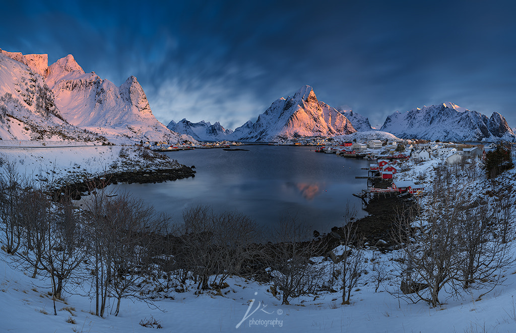 Sony a7R II + Sony Vario-Tessar T* FE 16-35mm F4 ZA OSS sample photo. Reine sunrise photography