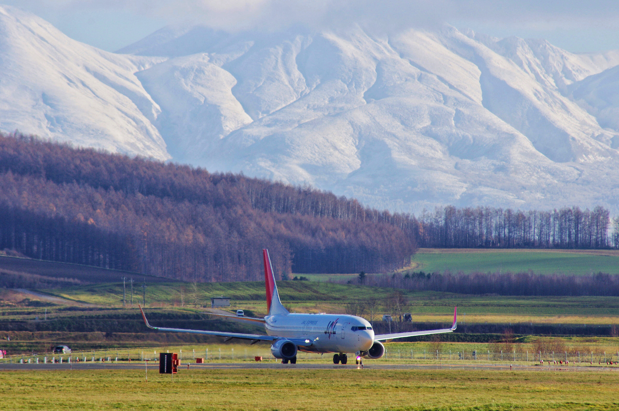 Tamron AF 70-300mm F4-5.6 LD Macro 1:2 sample photo. Asahikawa airport ,hokkaido japan photography