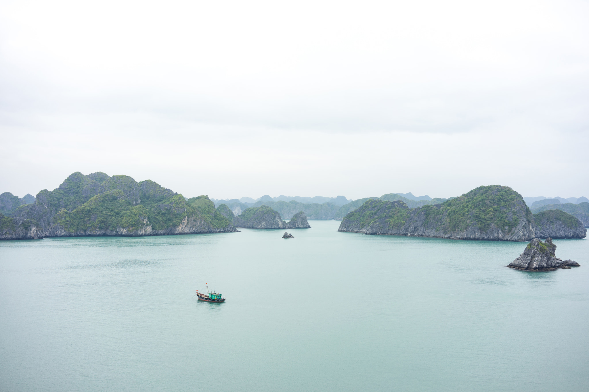 Sony a7 II + Sony Sonnar T* FE 35mm F2.8 ZA sample photo. Ha long bay photography