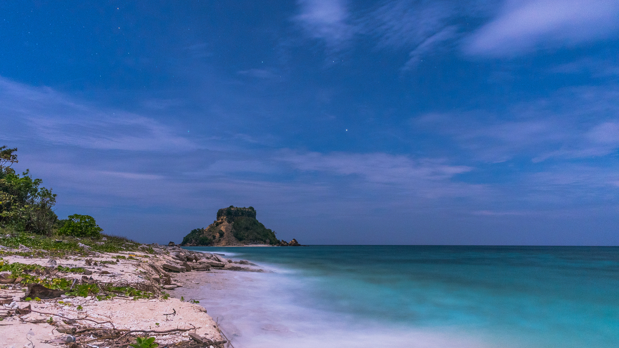 Nikon 1 J5 sample photo. Sombrero island at night photography