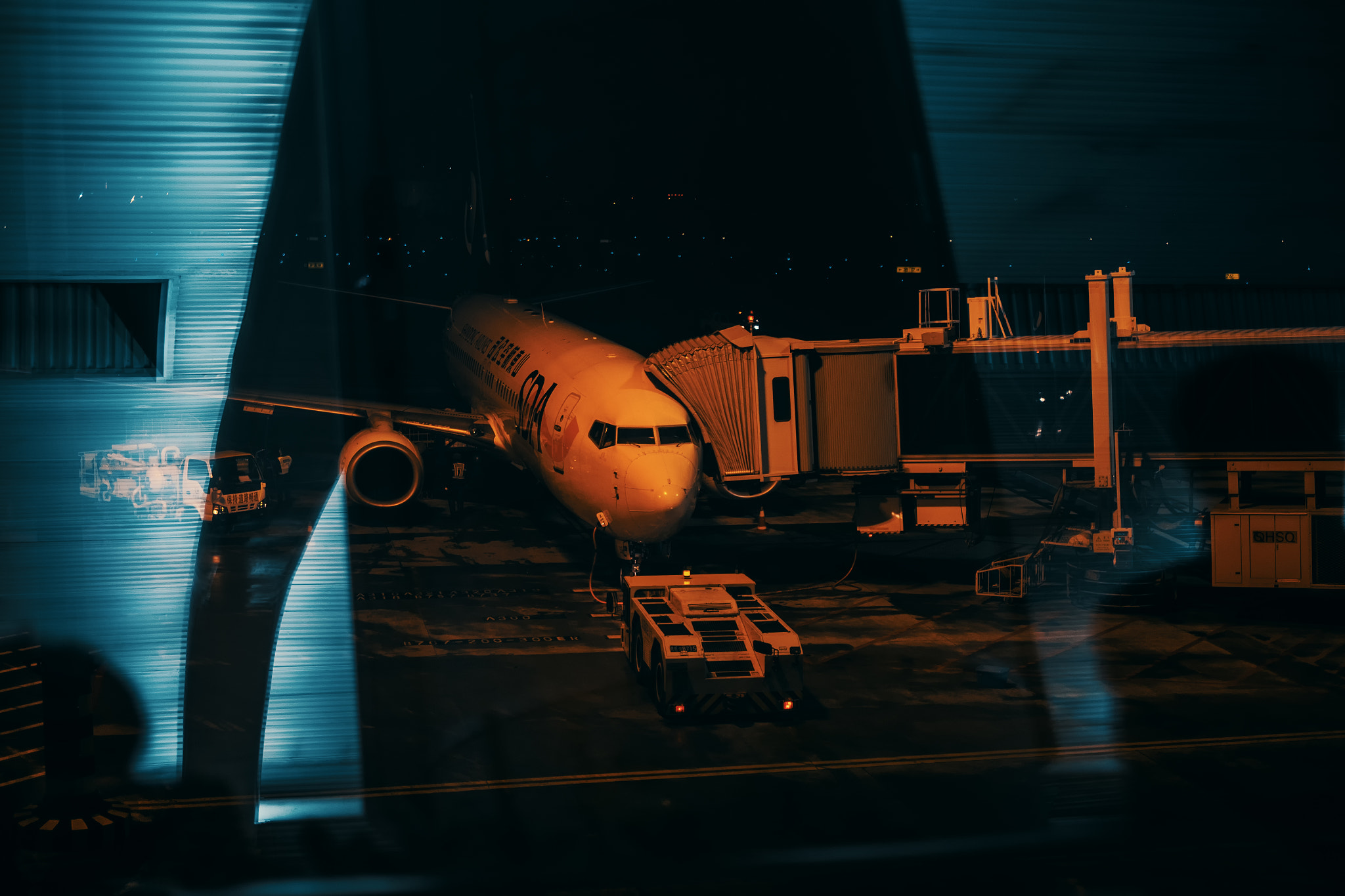 Fujifilm X-E2 + Fujifilm XF 35mm F1.4 R sample photo. Airport photography