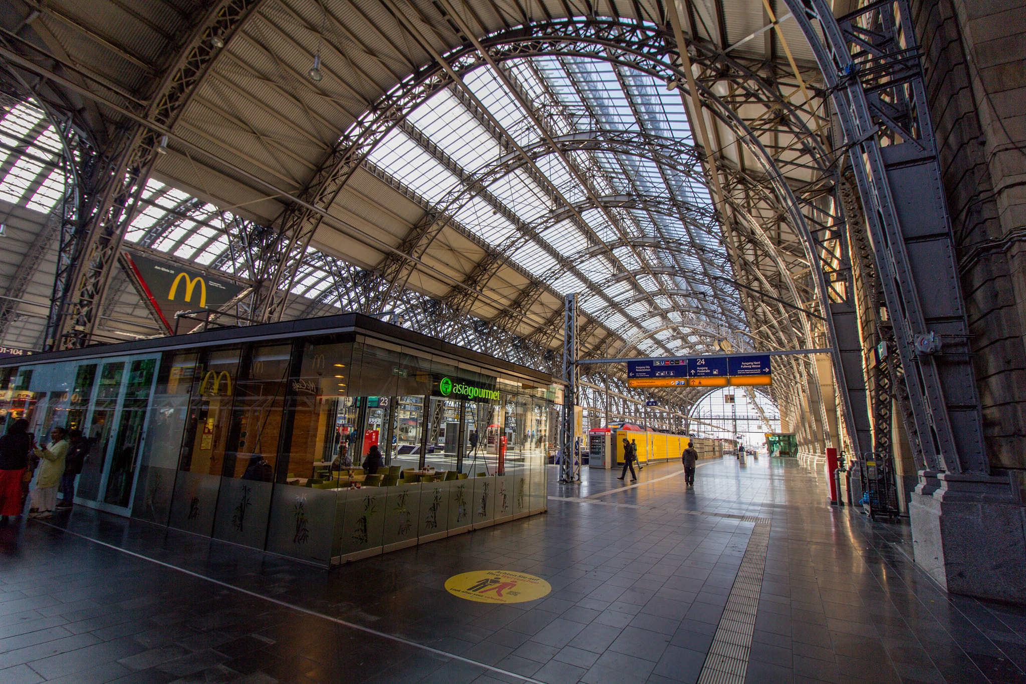 Canon EOS 60D sample photo. Frankfurt train station photography