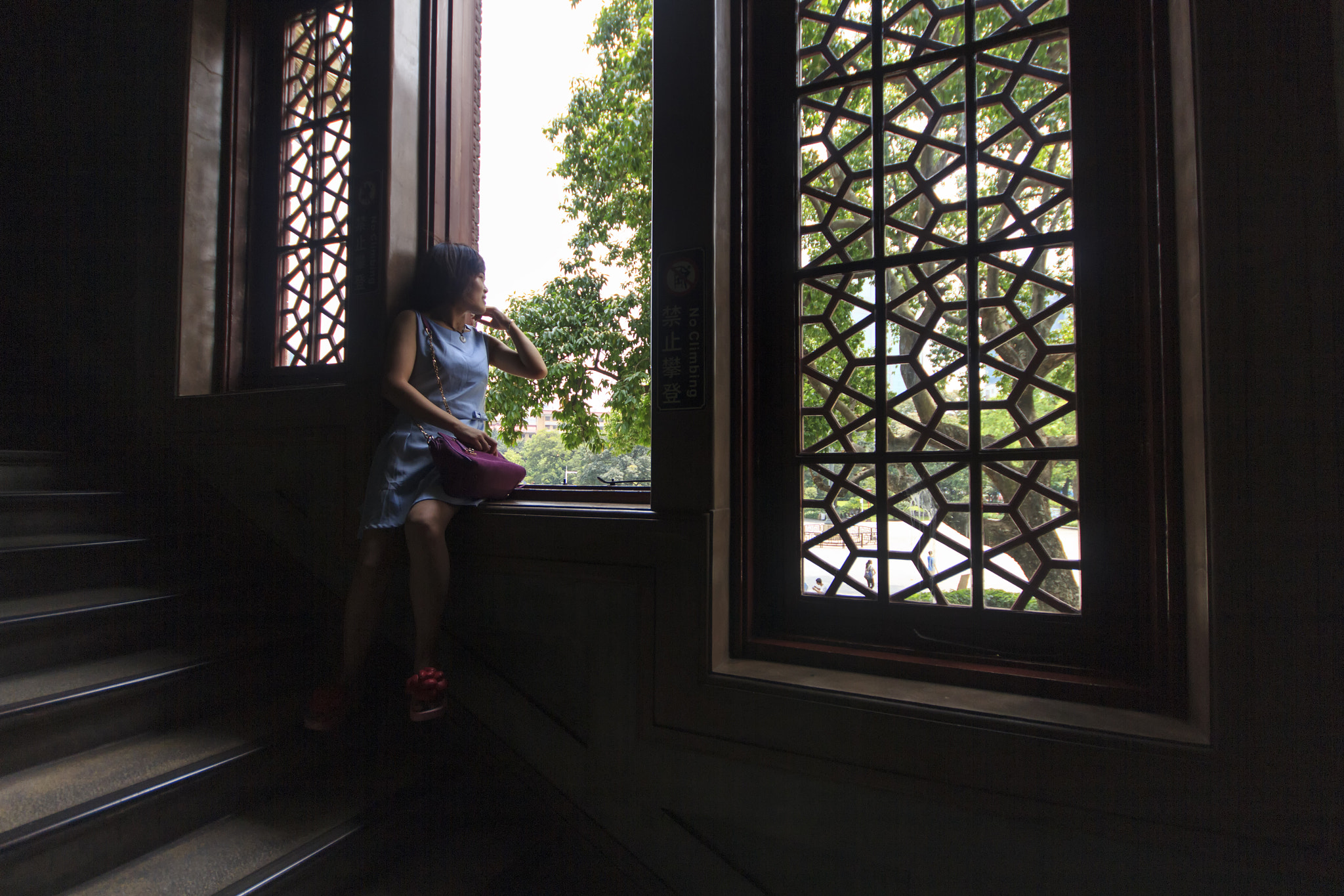 Canon EOS 60D + Sigma 10-20mm F4-5.6 EX DC HSM sample photo. Girl waiting at sun yat-sen memorial hall photography
