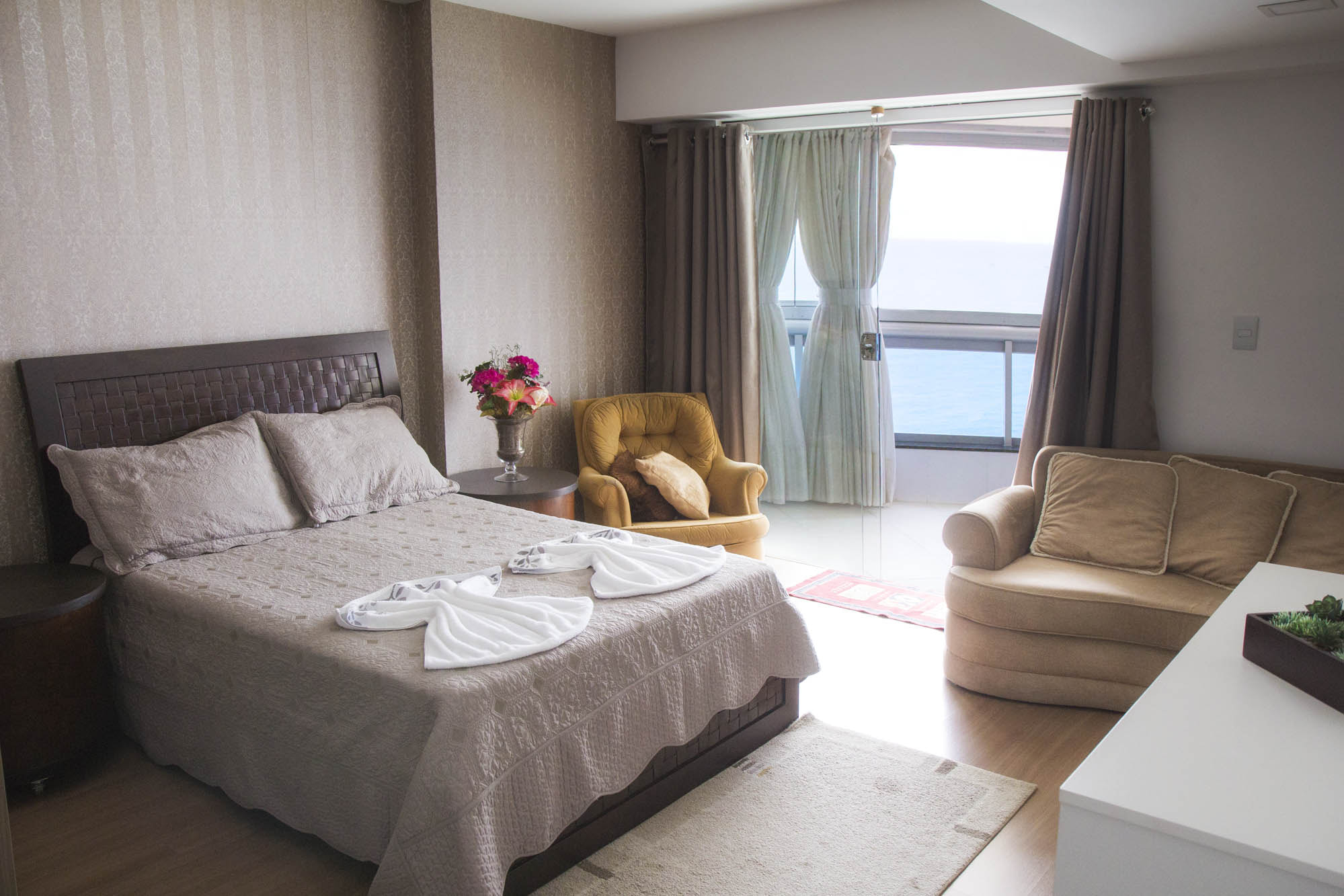 Canon EF-S 17-55mm F2.8 IS USM sample photo. Apartment photography