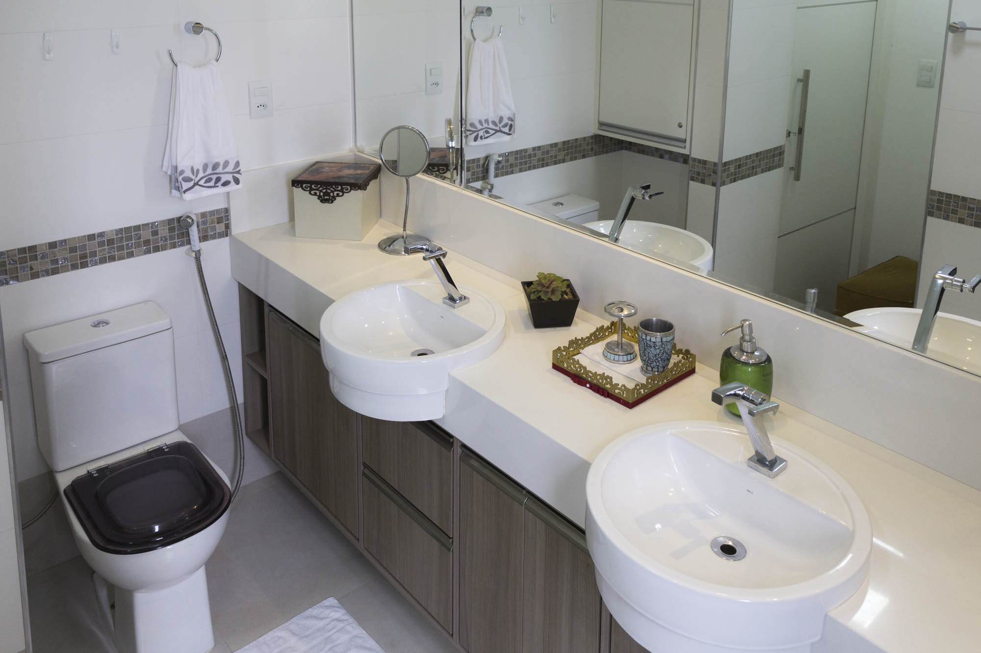 Canon EF-S 17-55mm F2.8 IS USM sample photo. Apartment photography