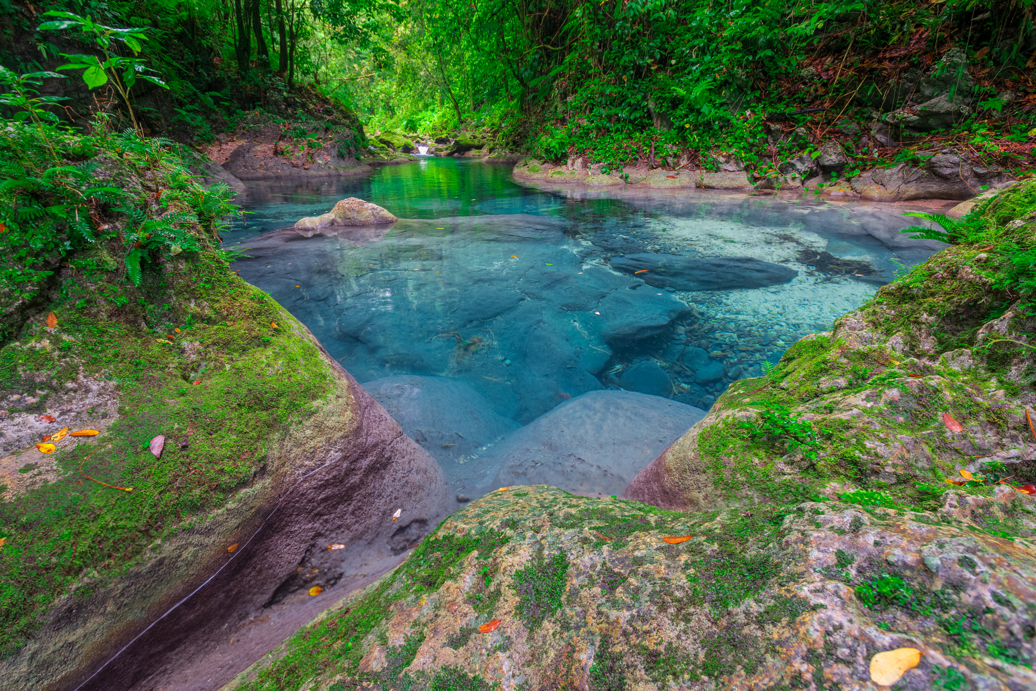 Nikon AF-S Nikkor 17-35mm F2.8D ED-IF sample photo. Another blue pool along the drivers river! can't get enough of this place. photography