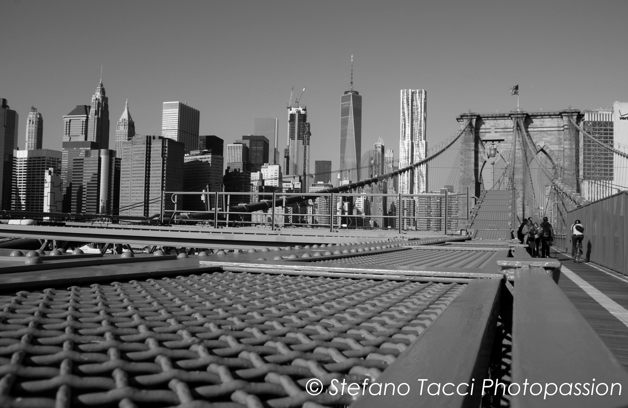 Canon EOS 1100D (EOS Rebel T3 / EOS Kiss X50) + Sigma 18-200mm f/3.5-6.3 DC OS sample photo. Brooklyn bridge photography