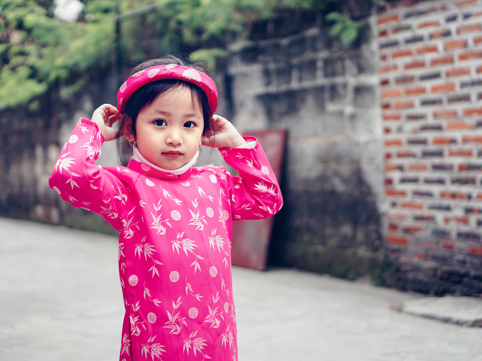Sony a6000 sample photo. My niece in tradditional dress "ao dai". photography