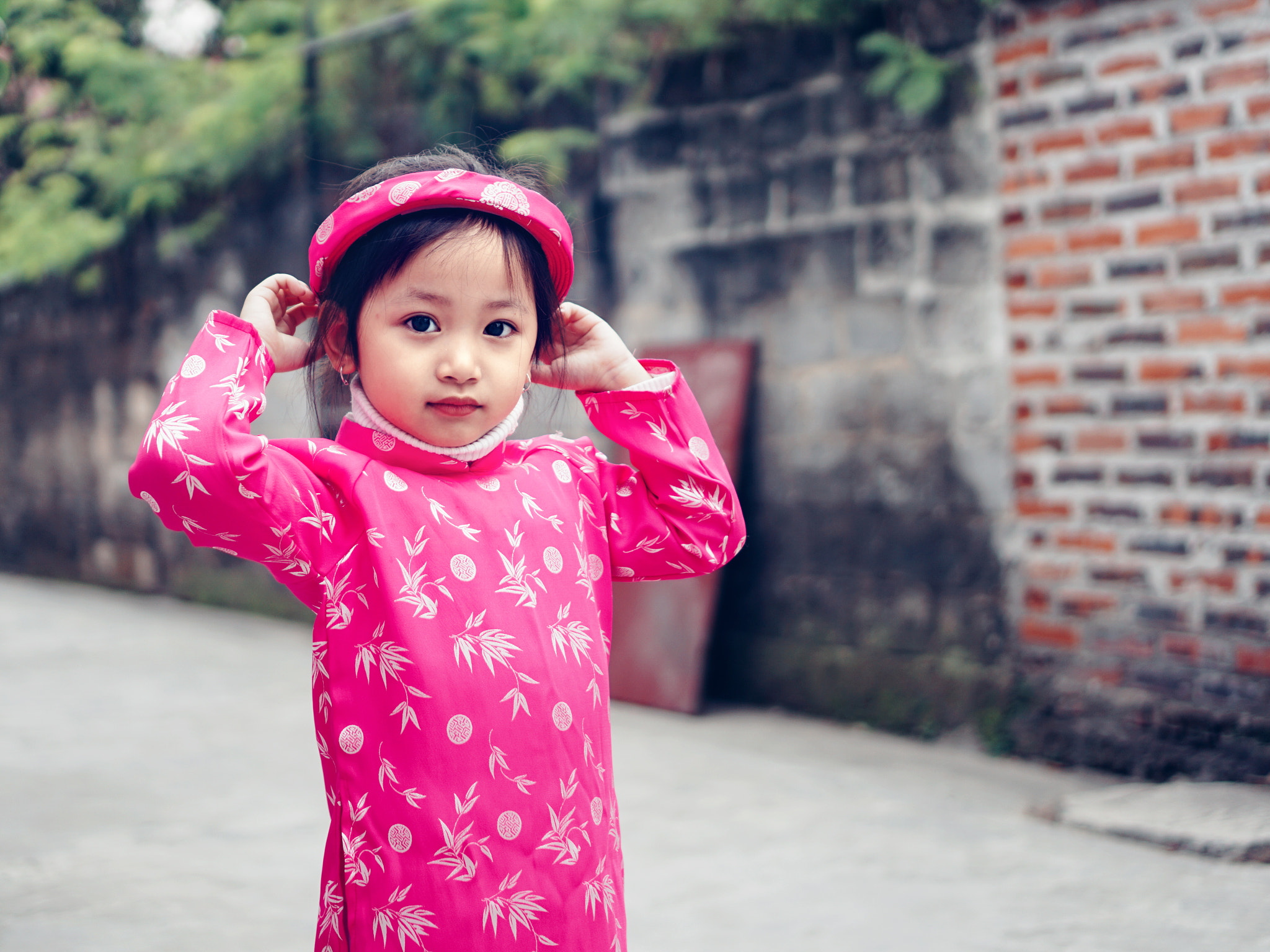 Sony a6000 + Sony E 35mm F1.8 OSS sample photo. My niece in tradditional dress "ao dai". photography