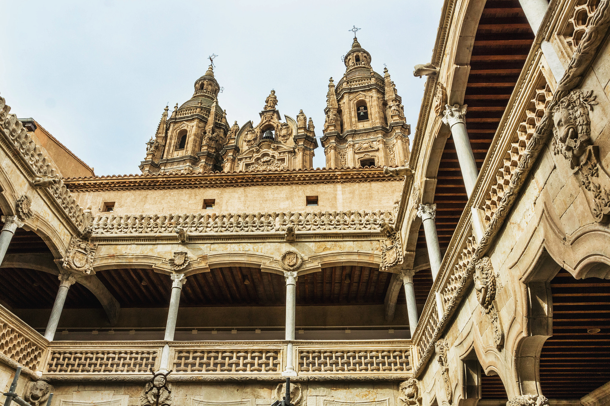 Canon EOS M + Canon EF 17-40mm F4L USM sample photo. Claustro casa de las conchas y clerecia photography