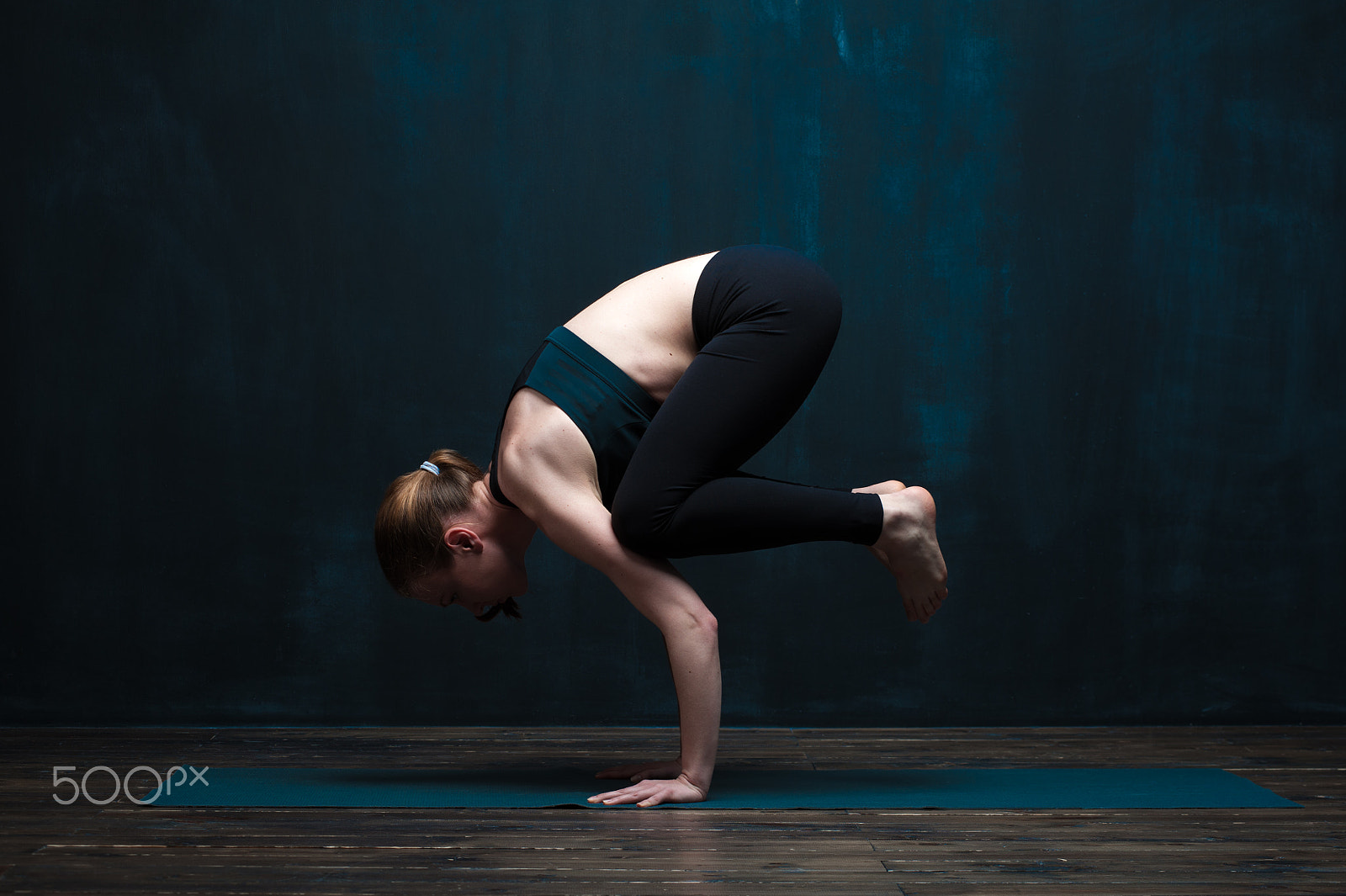 Nikon D700 + Nikon AF-Nikkor 80-200mm F2.8D ED sample photo. Young sporty woman doing hand standing yoga pose photography