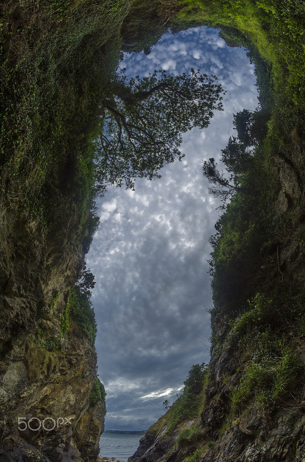 Samyang 8mm F3.5 Aspherical IF MC Fisheye sample photo. Crack in a cliff at par beach, cornwall, uk. photography