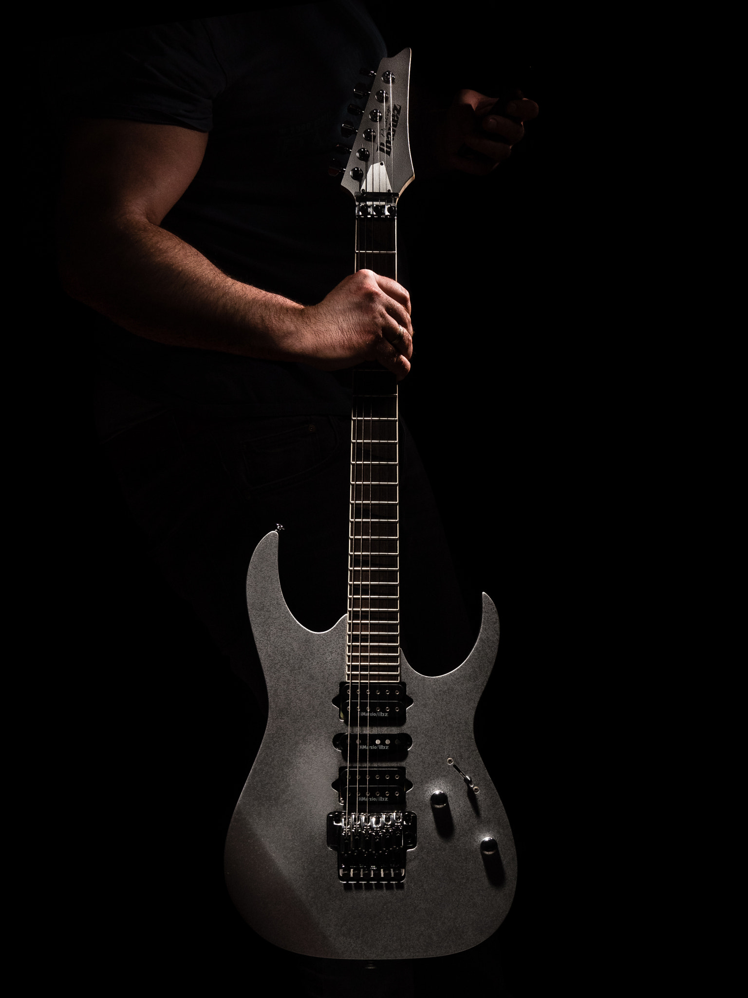 Olympus OM-D E-M10 II sample photo. Man with the guitar - two lights low key photography