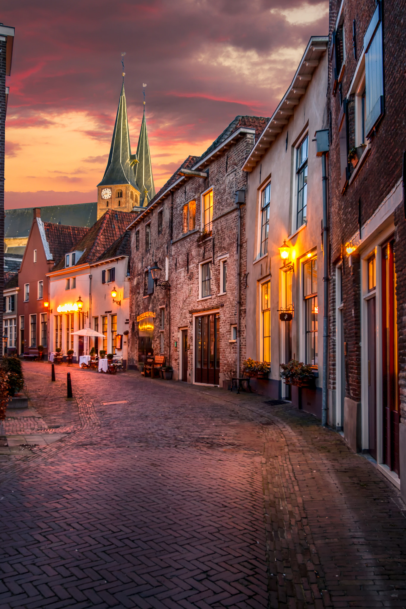 Canon EF-S 10-22mm F3.5-4.5 USM sample photo. Cozy atmosphere in the streets of deventer photography