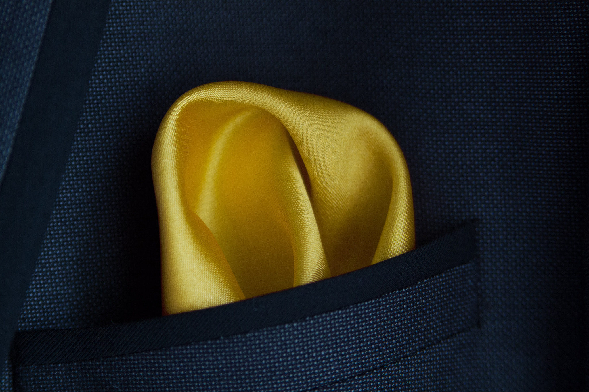 Canon EOS 450D (EOS Rebel XSi / EOS Kiss X2) sample photo. Yellow handkerchief is a suit pocket photography