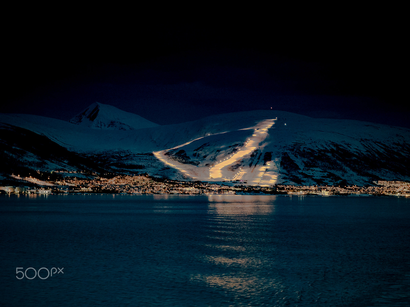 Olympus OM-D E-M5 II + Olympus M.Zuiko Digital ED 12-40mm F2.8 Pro sample photo. Beautiful norway by night photography