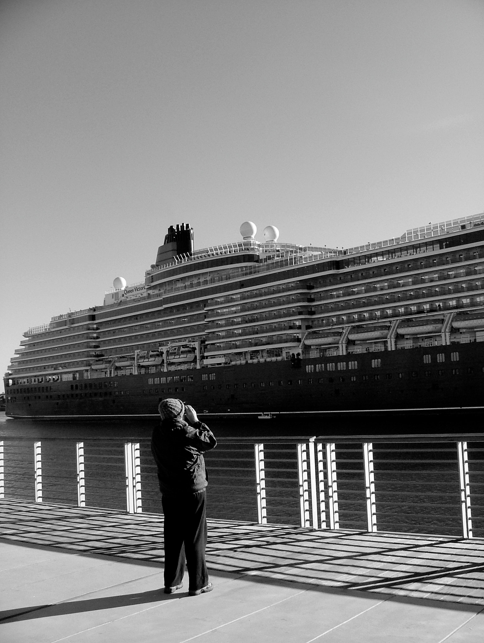 Fujifilm FinePix S5000 sample photo. Old woman meets a new queen. queen victoria ii. san pedro, ca photography