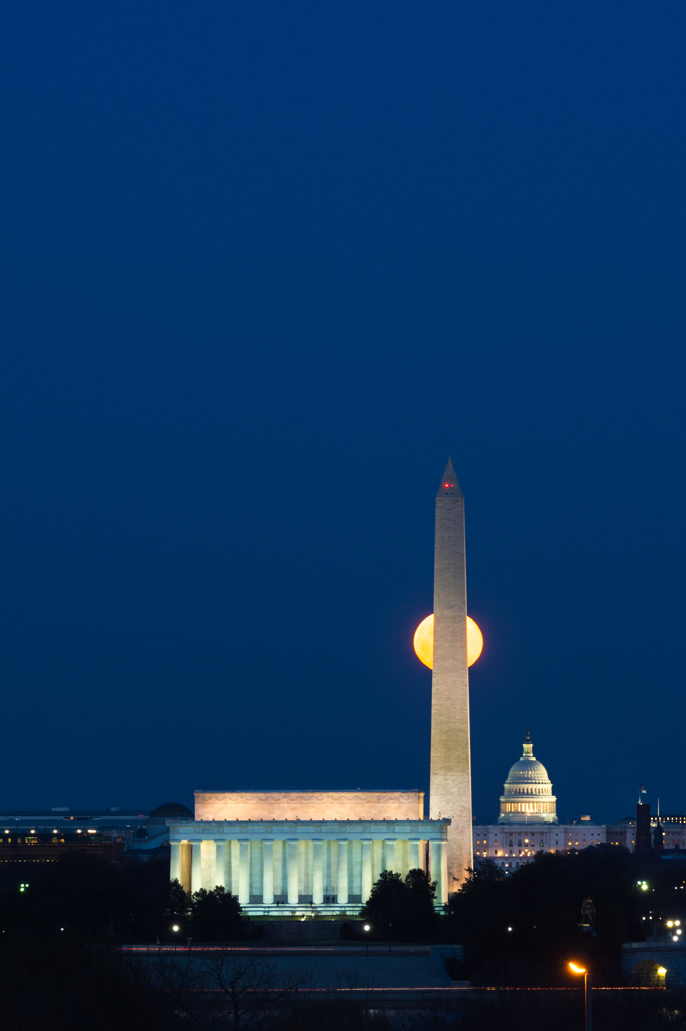 Nikon AF-S Nikkor 70-200mm F2.8G ED VR II sample photo. Washington dc full moon photography