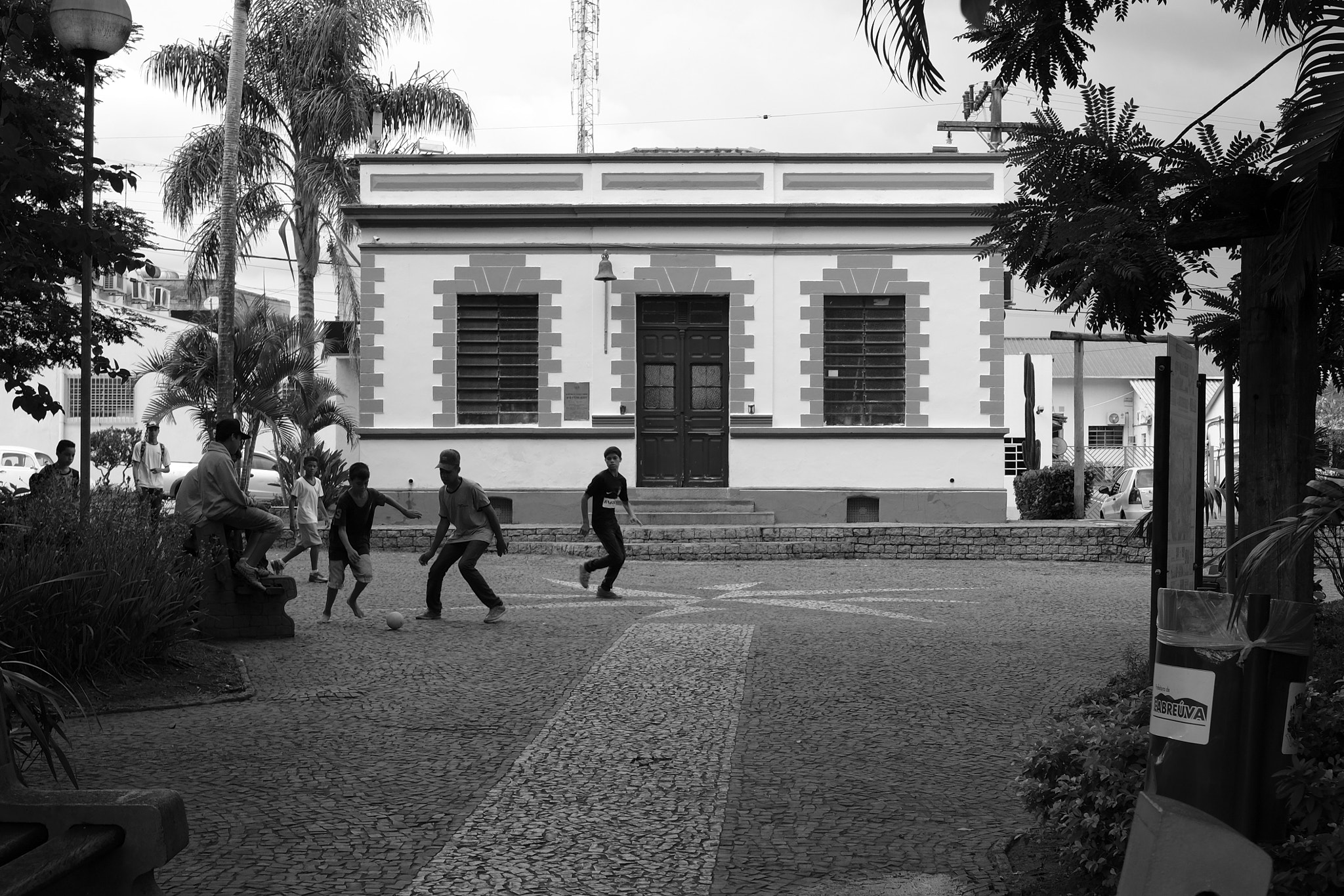 Fujifilm X-T10 + Fujifilm XF 27mm F2.8 sample photo. Futebol na praça photography