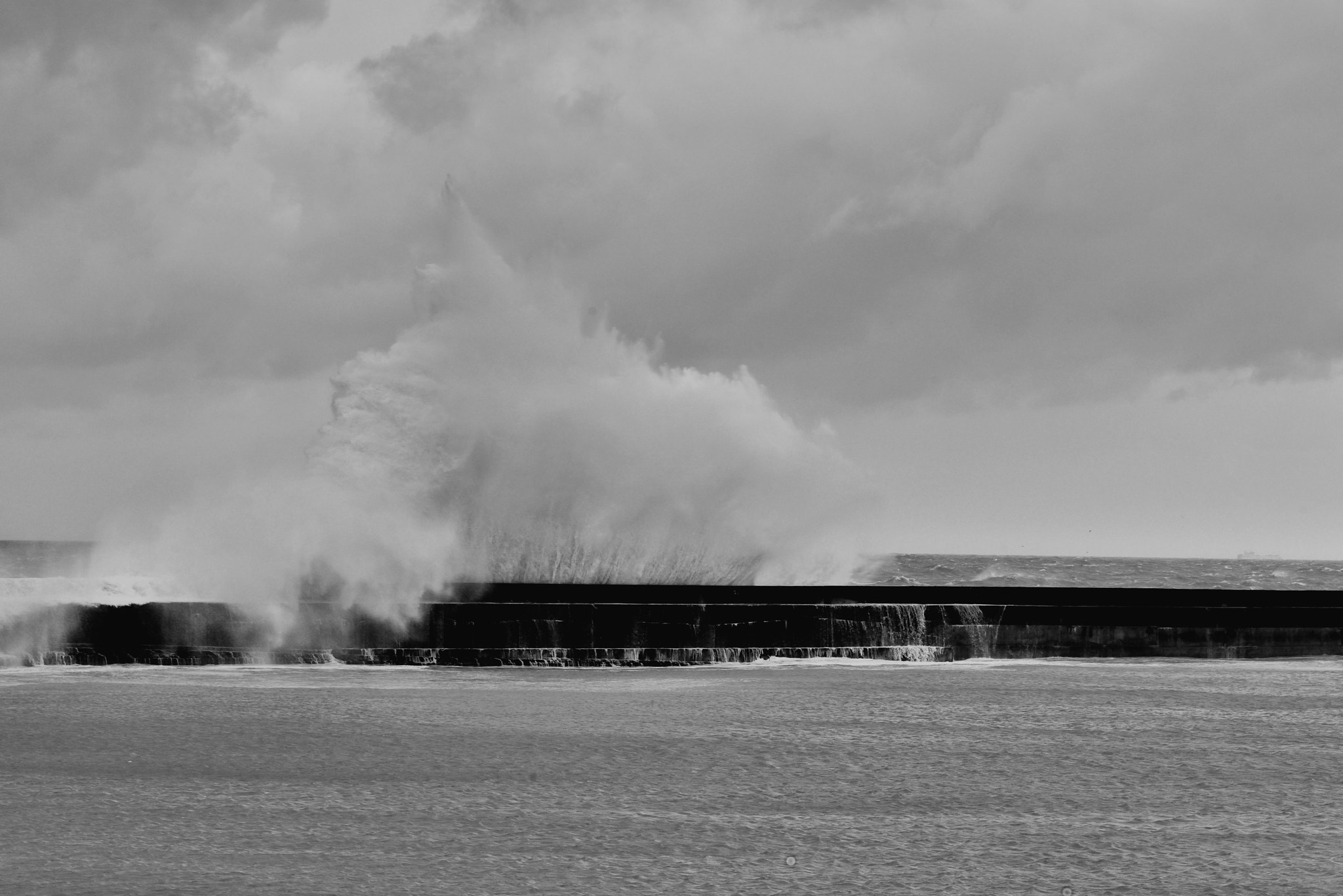 Nikon AF-S Micro-Nikkor 105mm F2.8G IF-ED VR sample photo. Tempête sur la jetée du port de boulogne sur mer.jpg photography