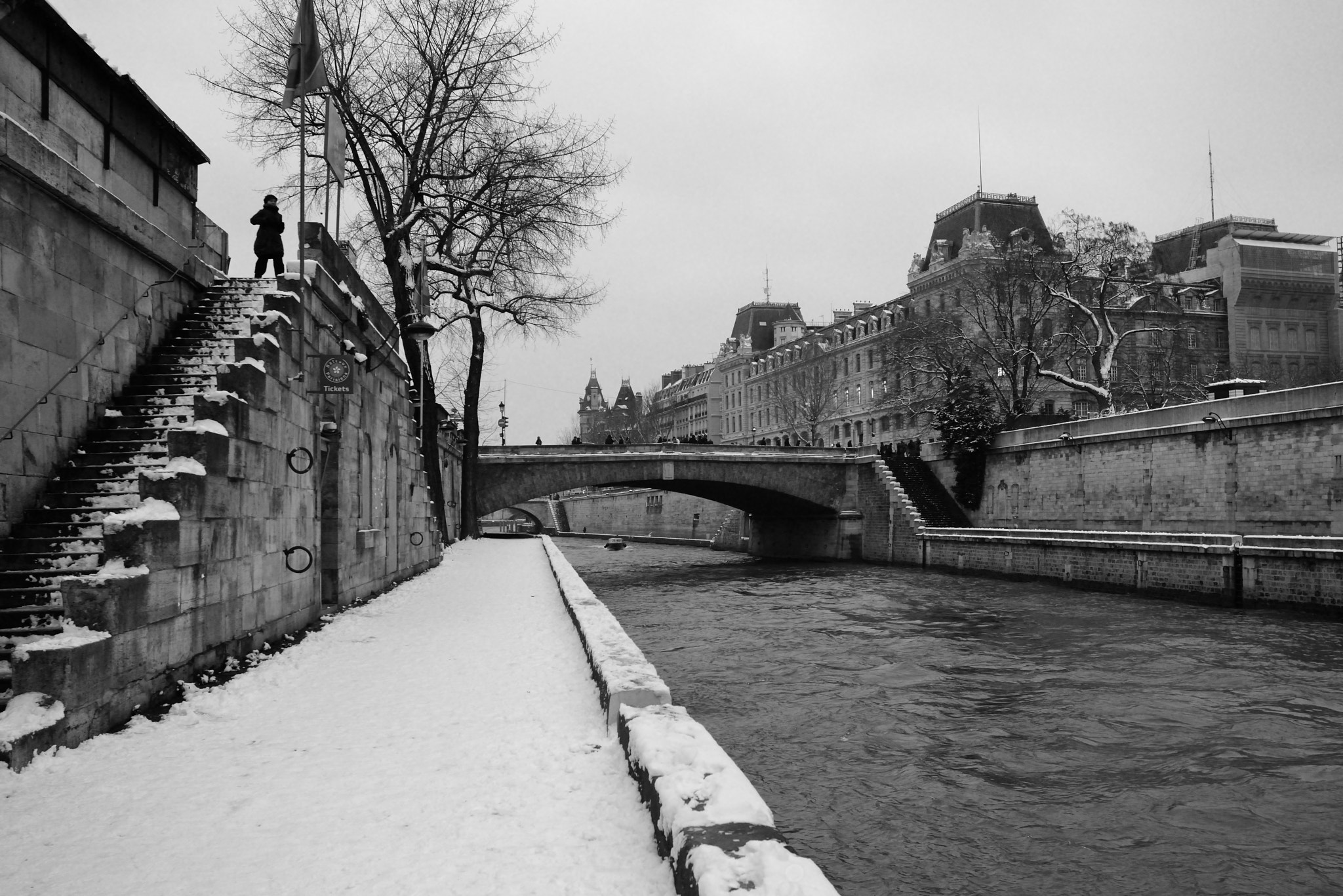 Nikon D800E + Nikon AF-S Nikkor 17-35mm F2.8D ED-IF sample photo. Quai de montebello - vue du petit pont.jpg photography