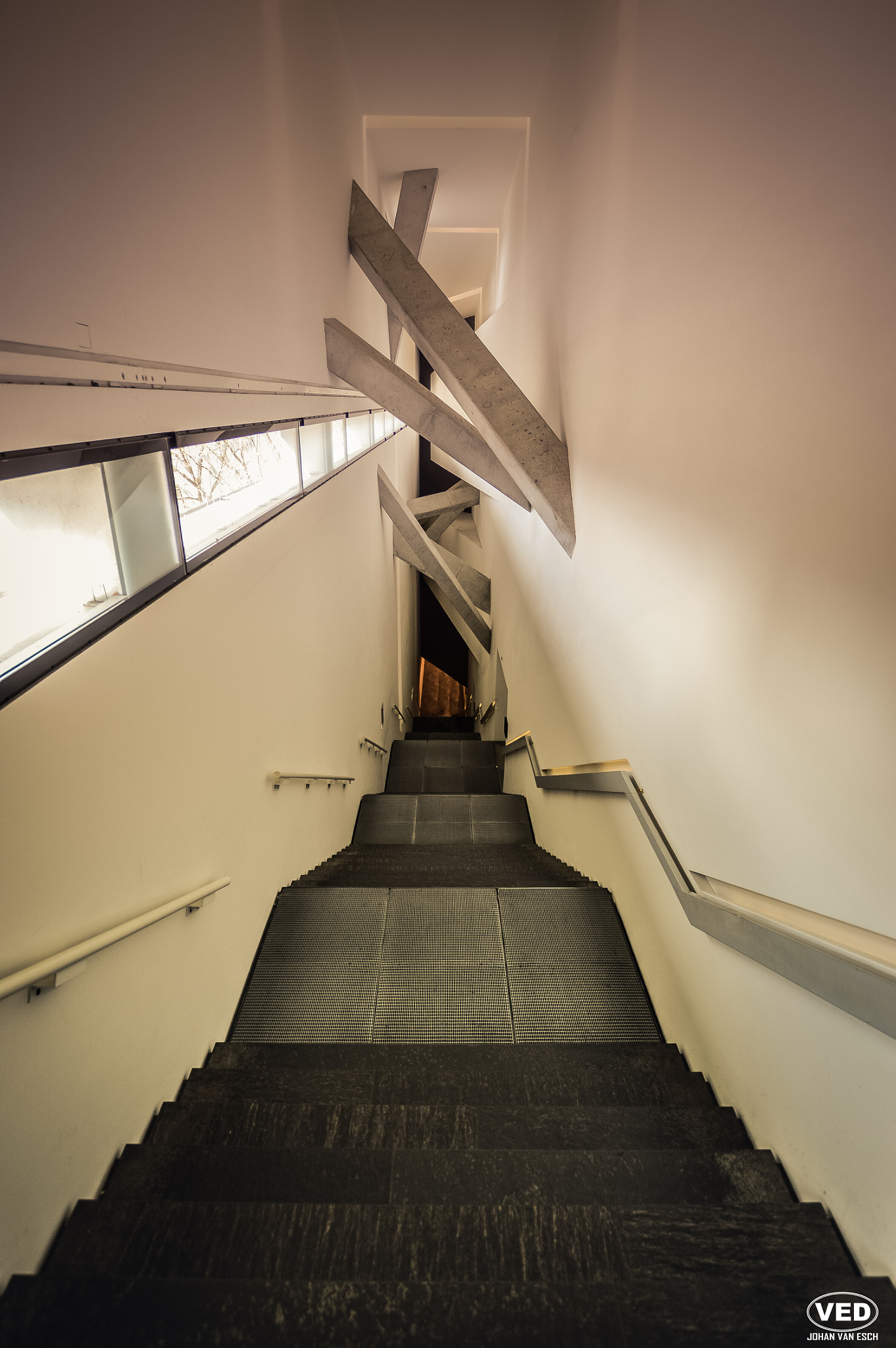 Nikon D3200 + Sigma 10-20mm F3.5 EX DC HSM sample photo. Stairs down - jewish museum photography