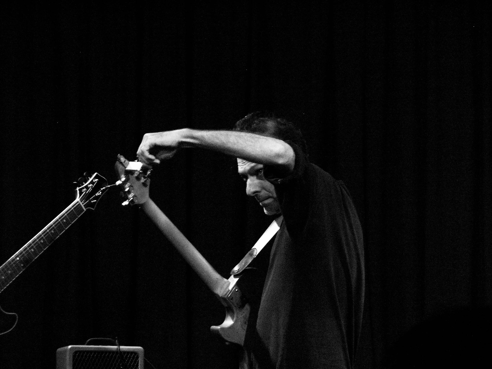 Fujifilm FinePix S5100 sample photo. El hombre de la guitarra. photography