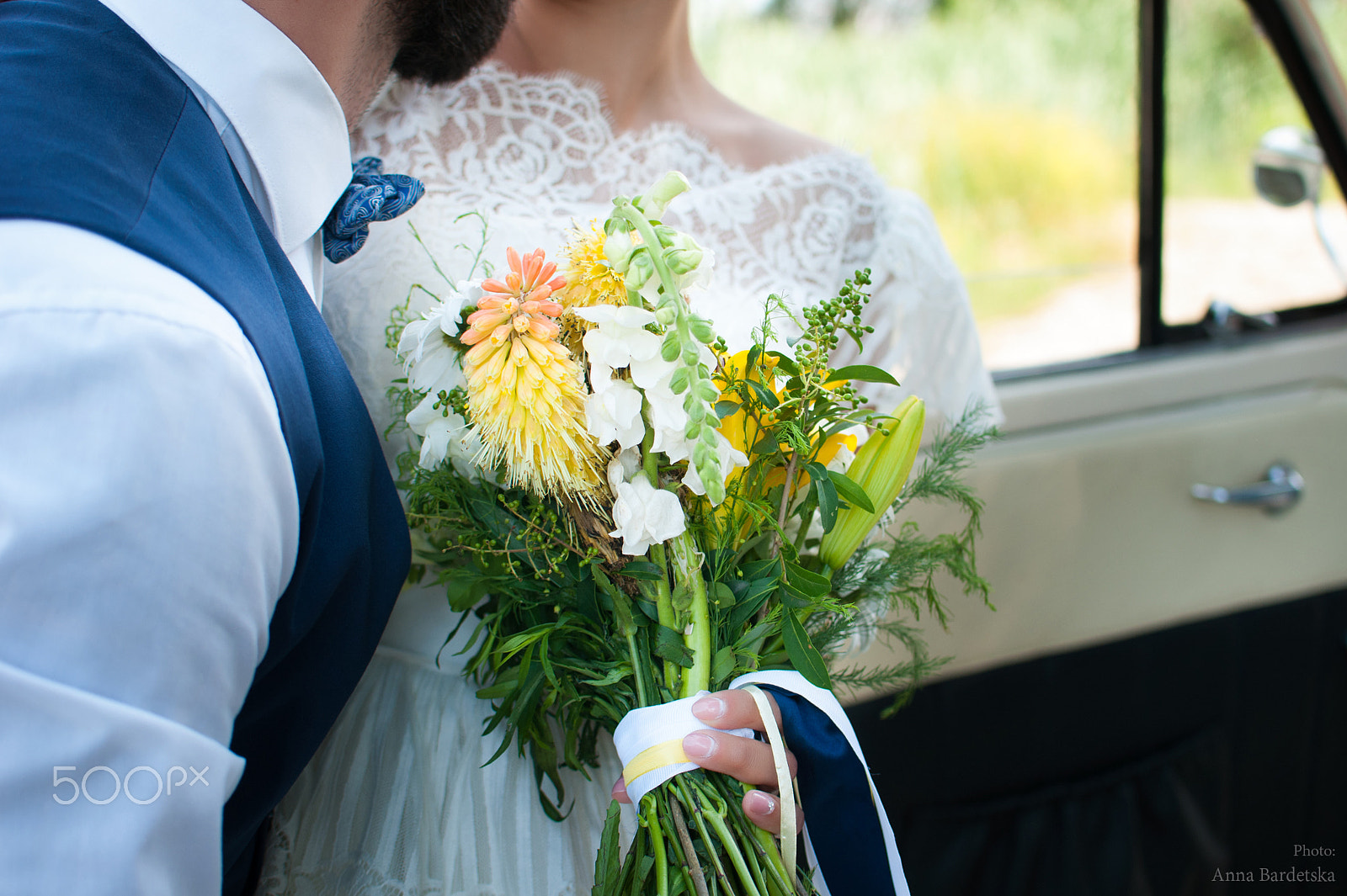 Nikon D300 + Nikon AF-S DX Nikkor 35mm F1.8G sample photo. Wedding yellow flowers photography