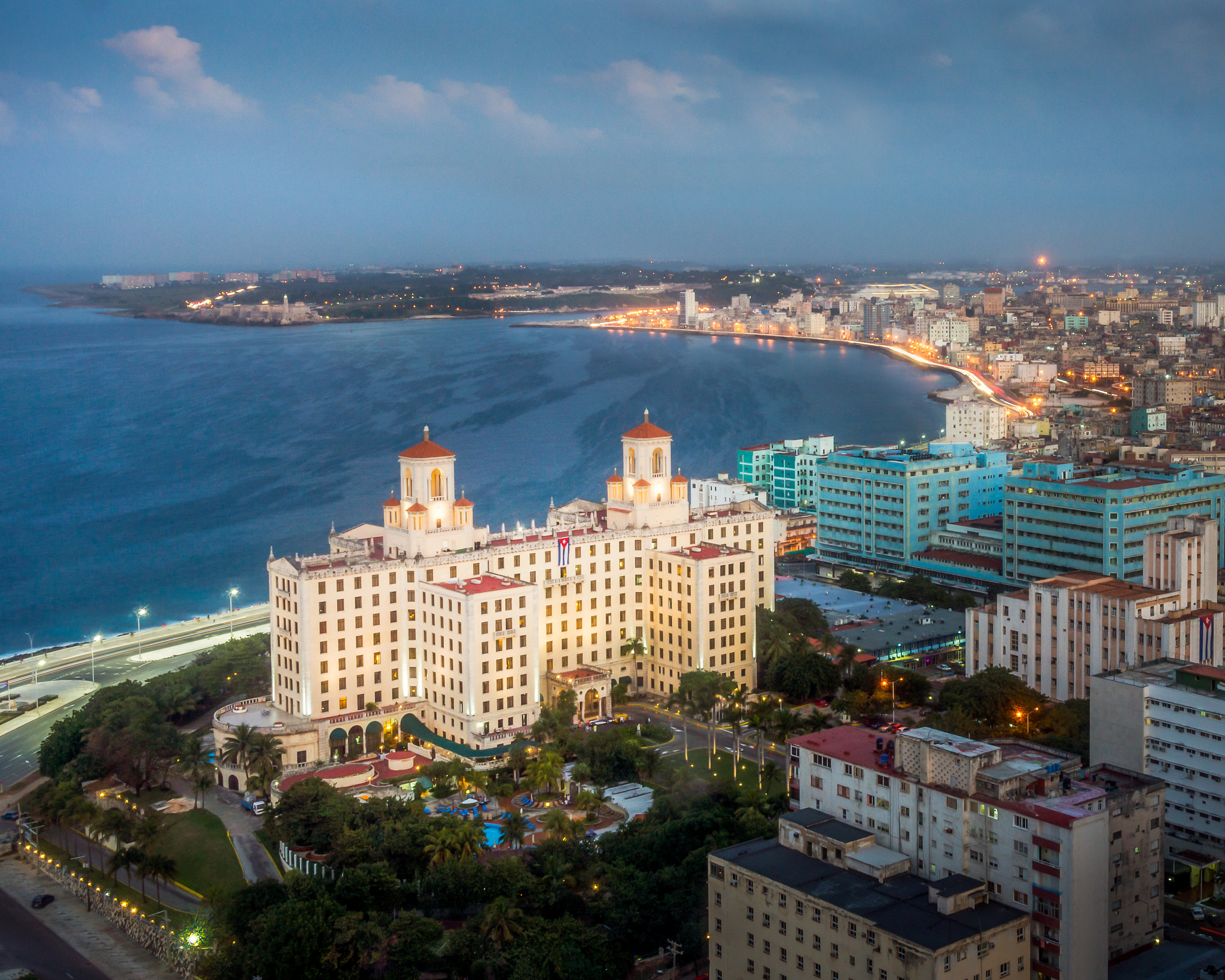 Sony Alpha NEX-7 + Sony Vario-Tessar T* E 16-70mm F4 ZA OSS sample photo. Hotel nacional photography