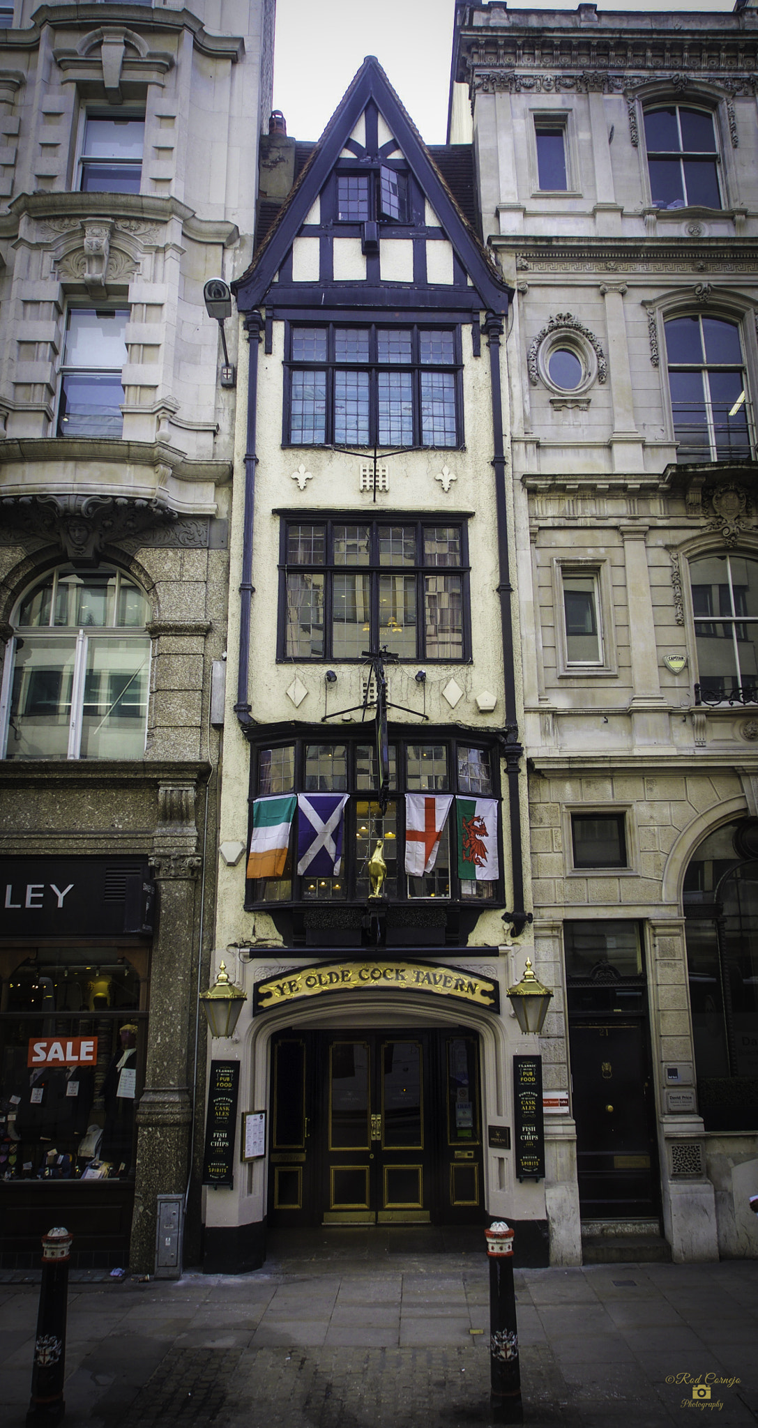Olympus OM-D E-M5 II sample photo. Ye olde cock tavern... photography
