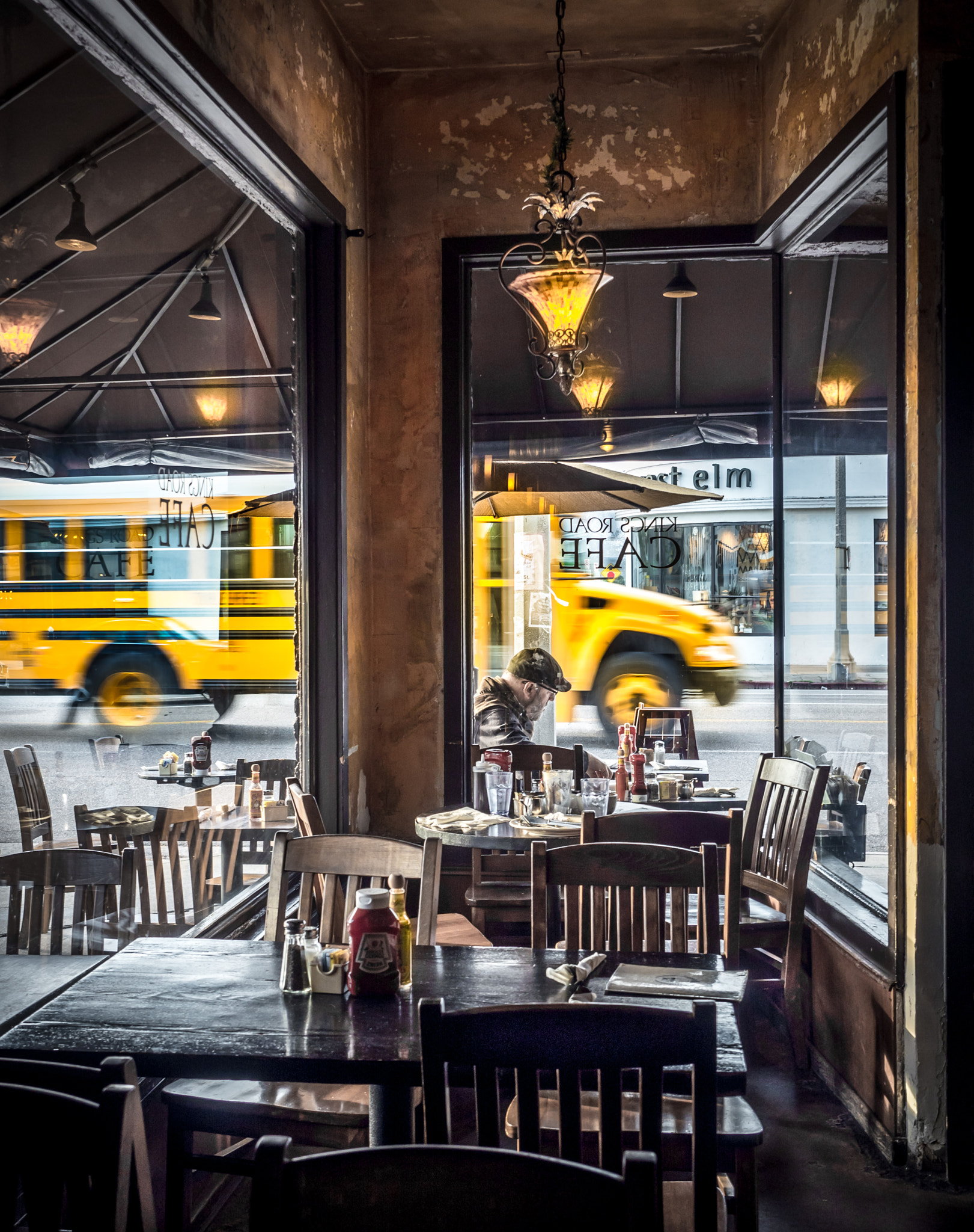 Olympus OM-D E-M5 II + Olympus M.Zuiko Digital ED 12-40mm F2.8 Pro sample photo. King's road cafe photography