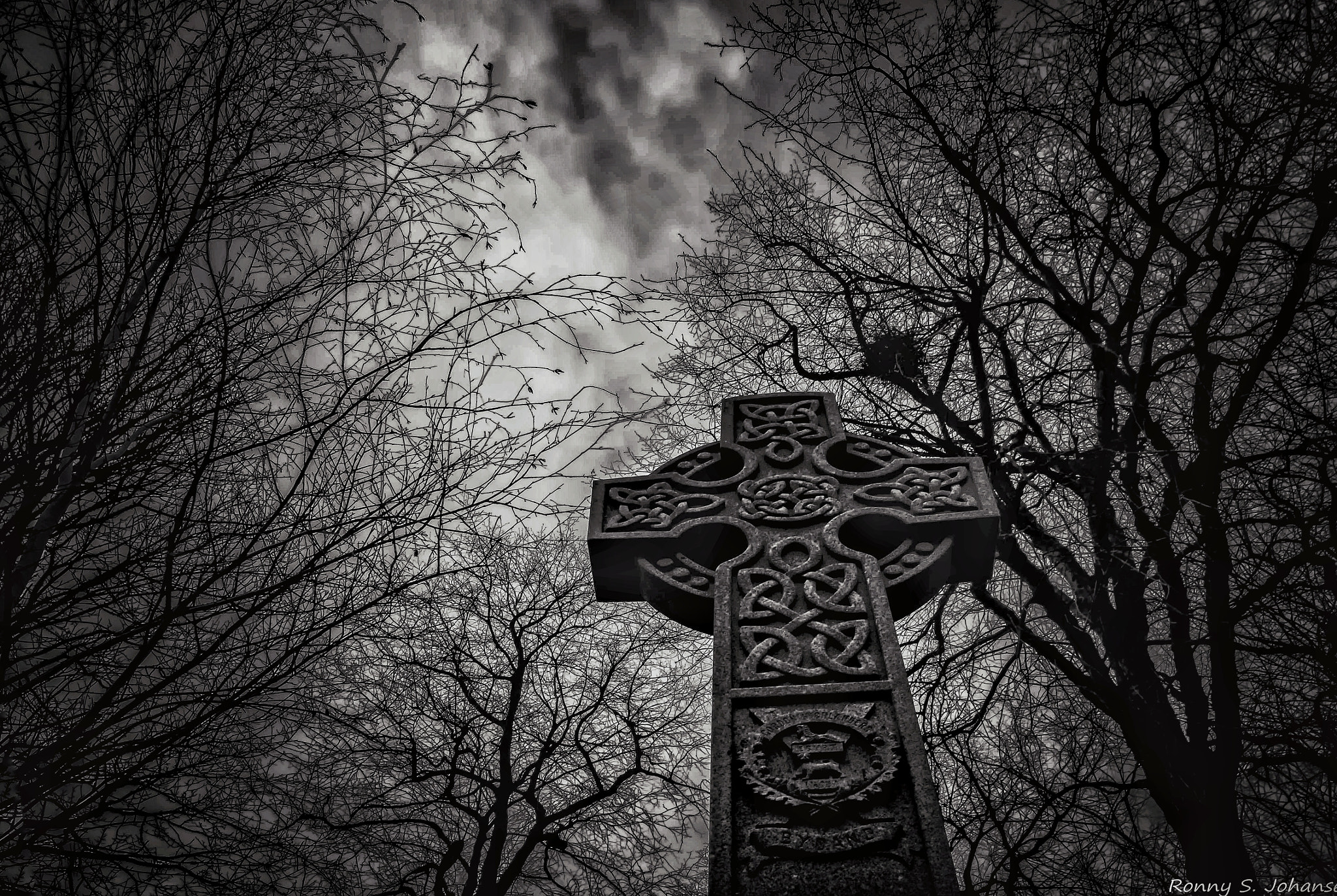 Canon EOS 750D (EOS Rebel T6i / EOS Kiss X8i) + Sigma 10-20mm F3.5 EX DC HSM sample photo. Celtic cross in aberdeen scotland   photography