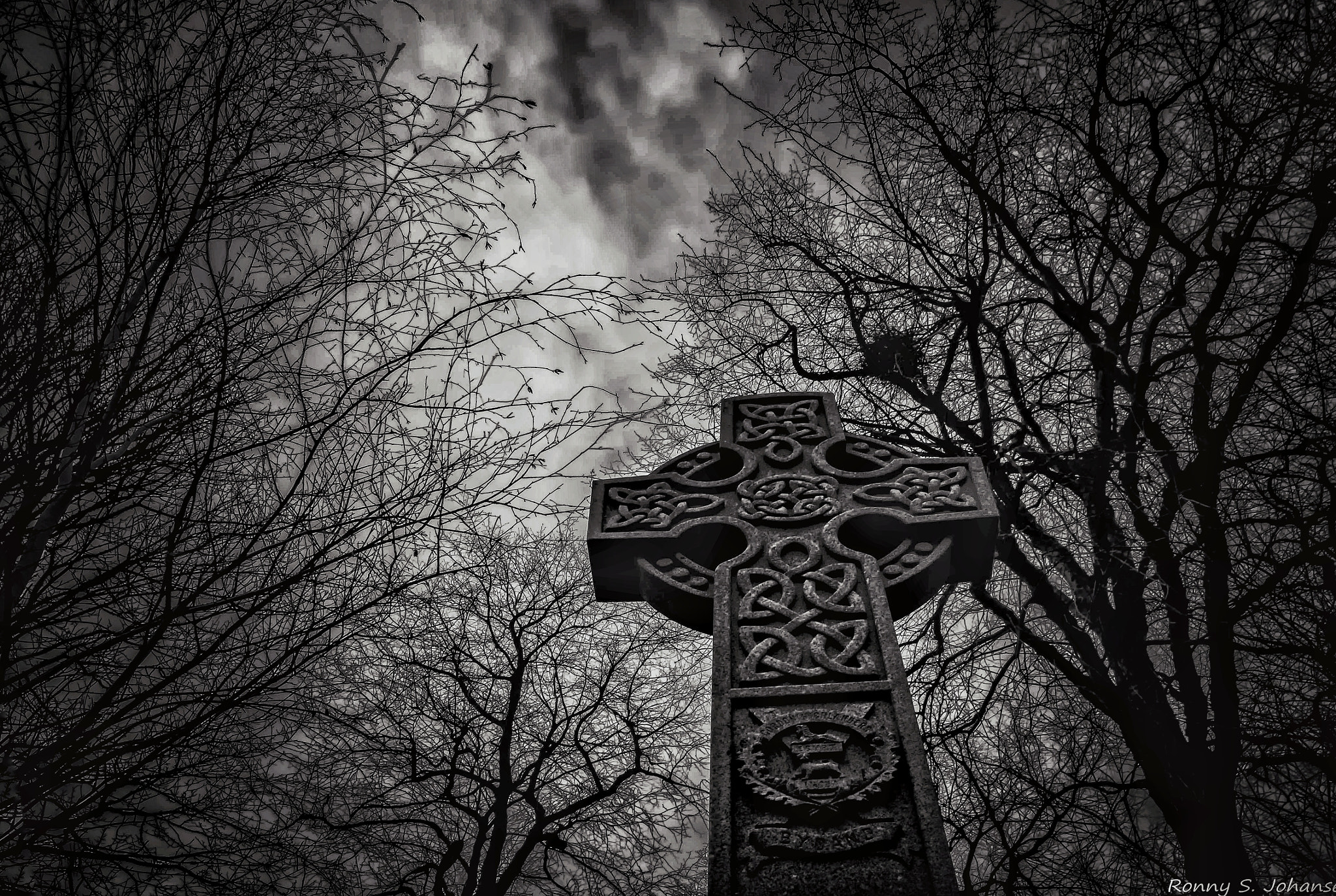 Canon EOS 750D (EOS Rebel T6i / EOS Kiss X8i) sample photo. Celtic cross in aberdeen scotland   photography