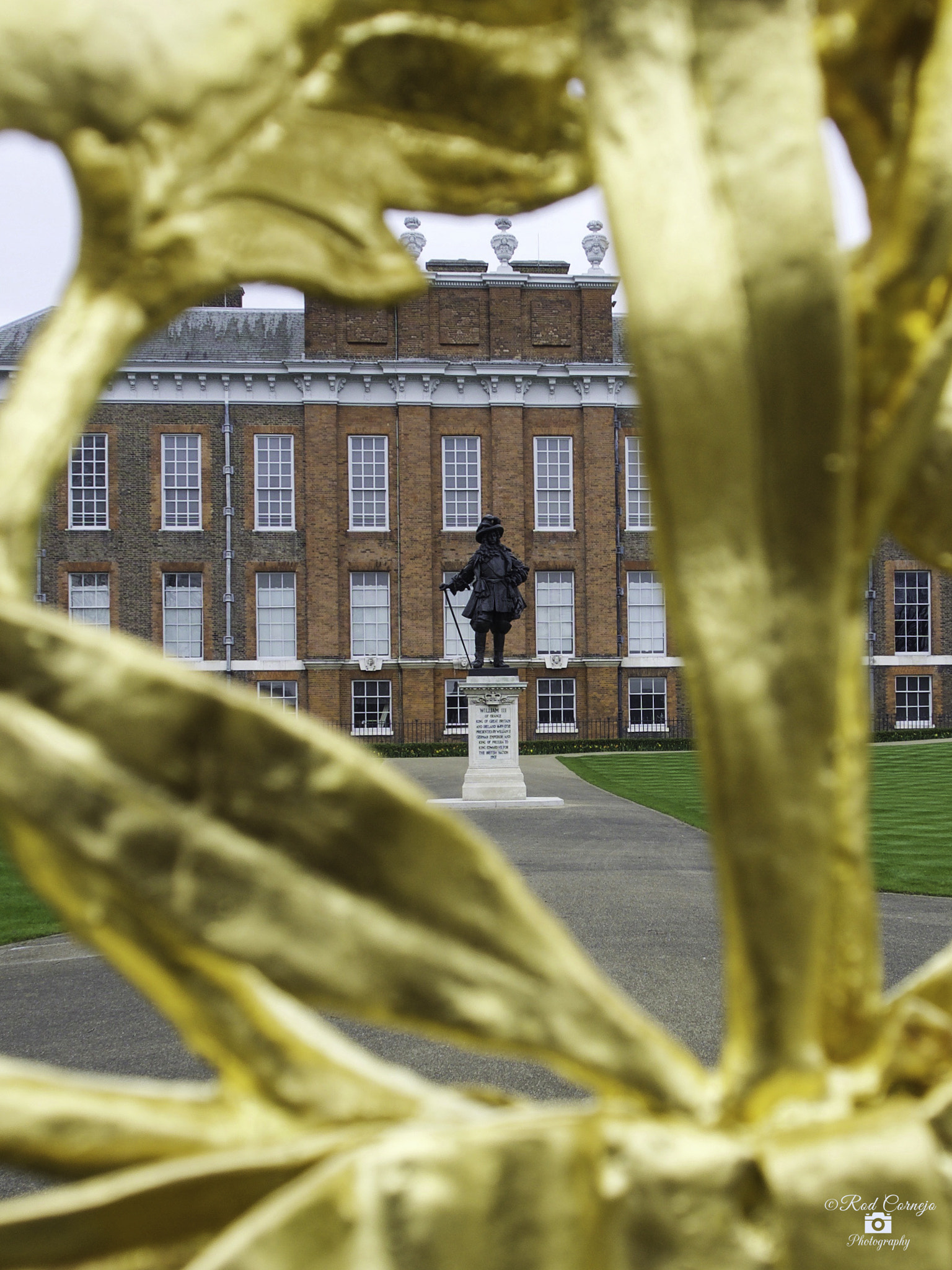 Olympus OM-D E-M5 II sample photo. Looking trough the gate... photography