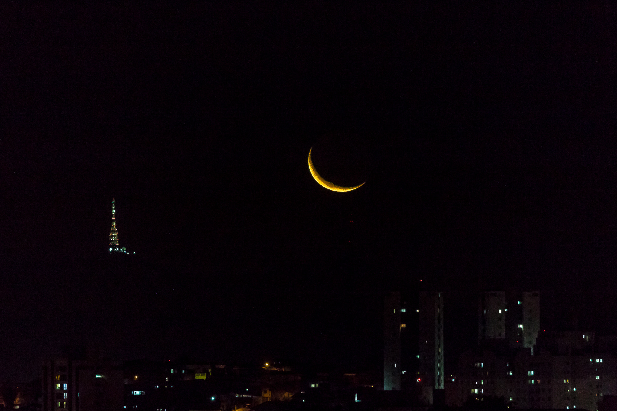 Canon EF-S 55-250mm F4-5.6 IS II sample photo. Moon photography