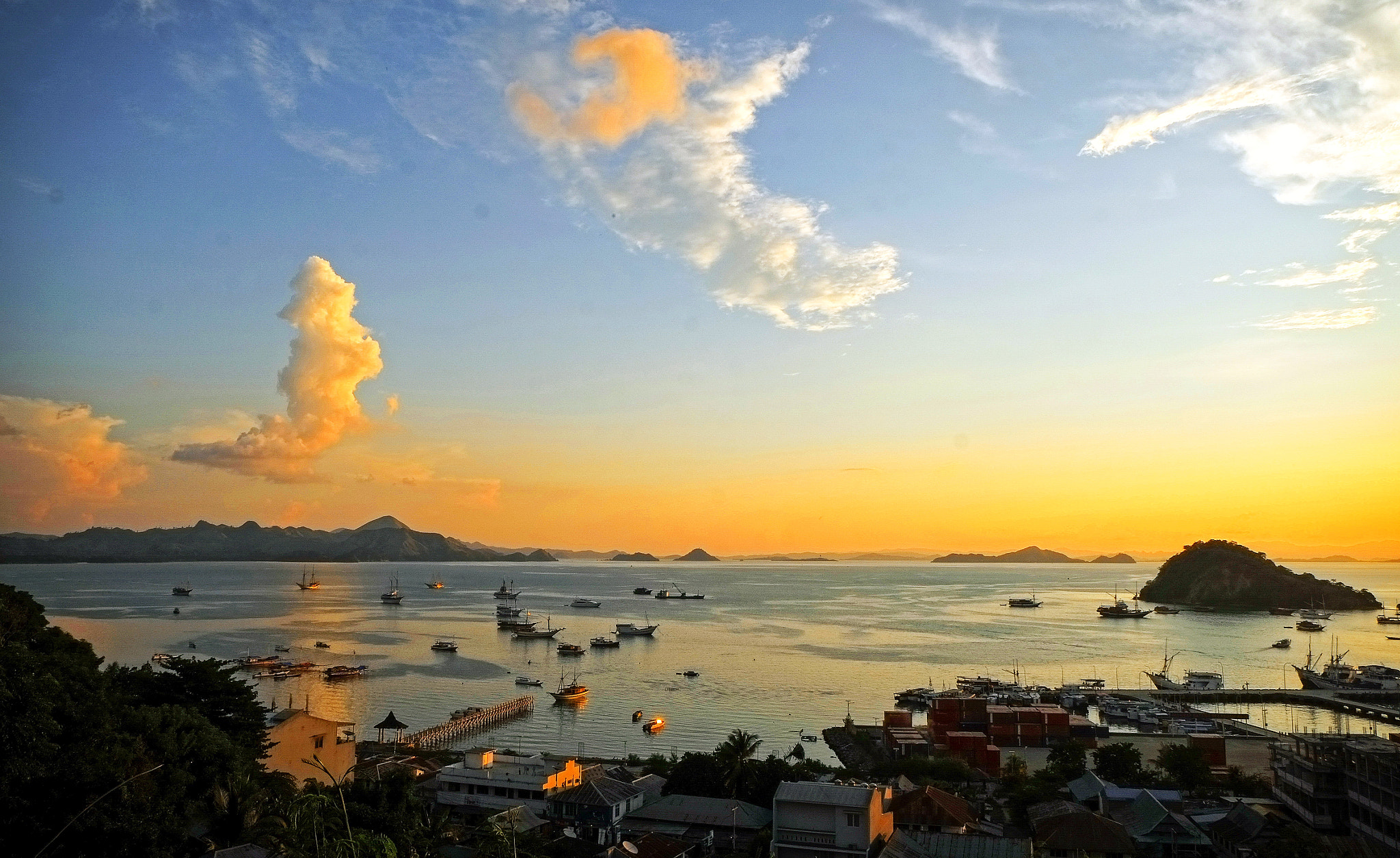 Fujifilm X-E1 + Fujifilm XF 18-55mm F2.8-4 R LM OIS sample photo. Labuan bajo flores photography