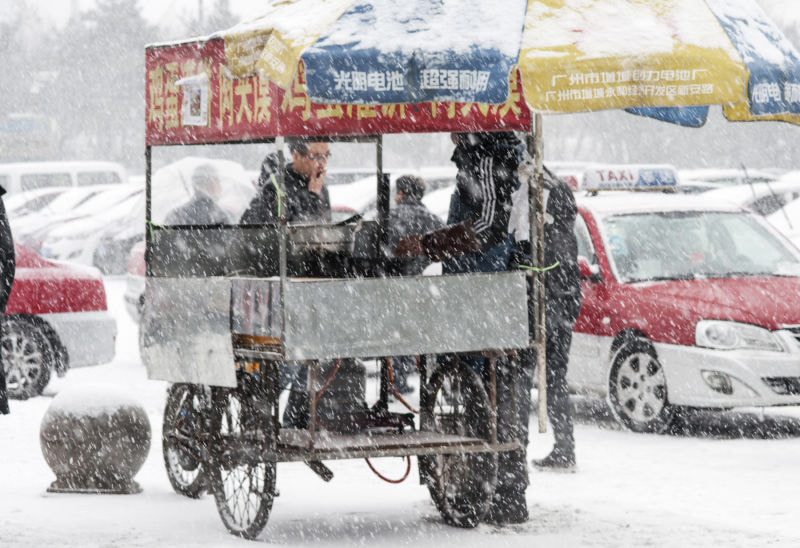 ZEISS Makro-Planar T* 100mm F2 sample photo. A street vendor was making local dishes for a salaryman photography