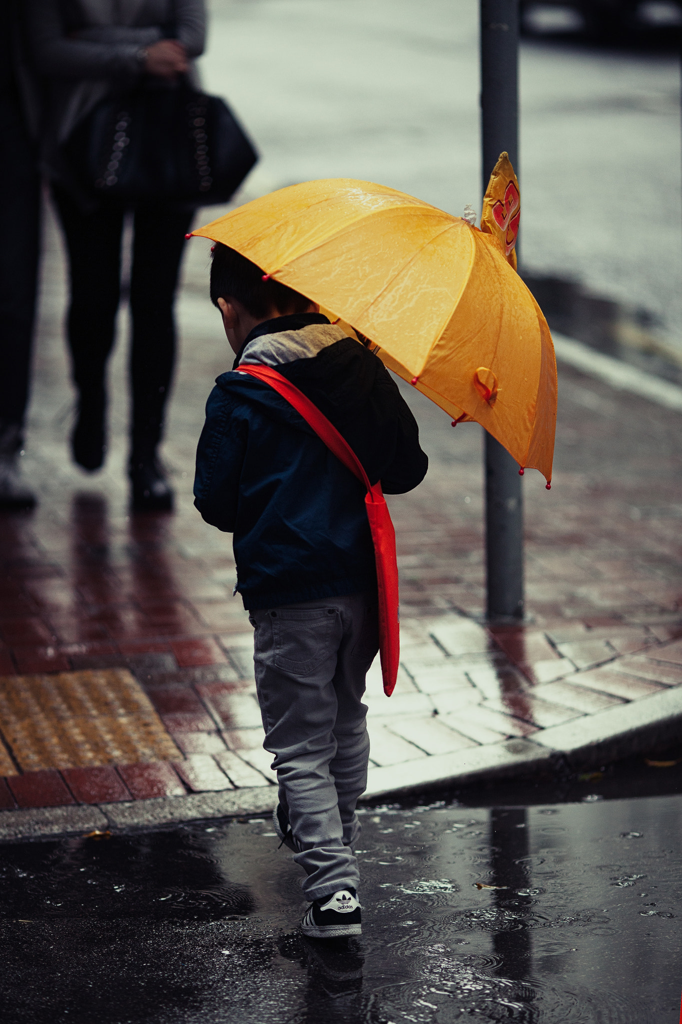 Canon EF 135mm F2L USM sample photo. The boy with the yellow umbrella photography