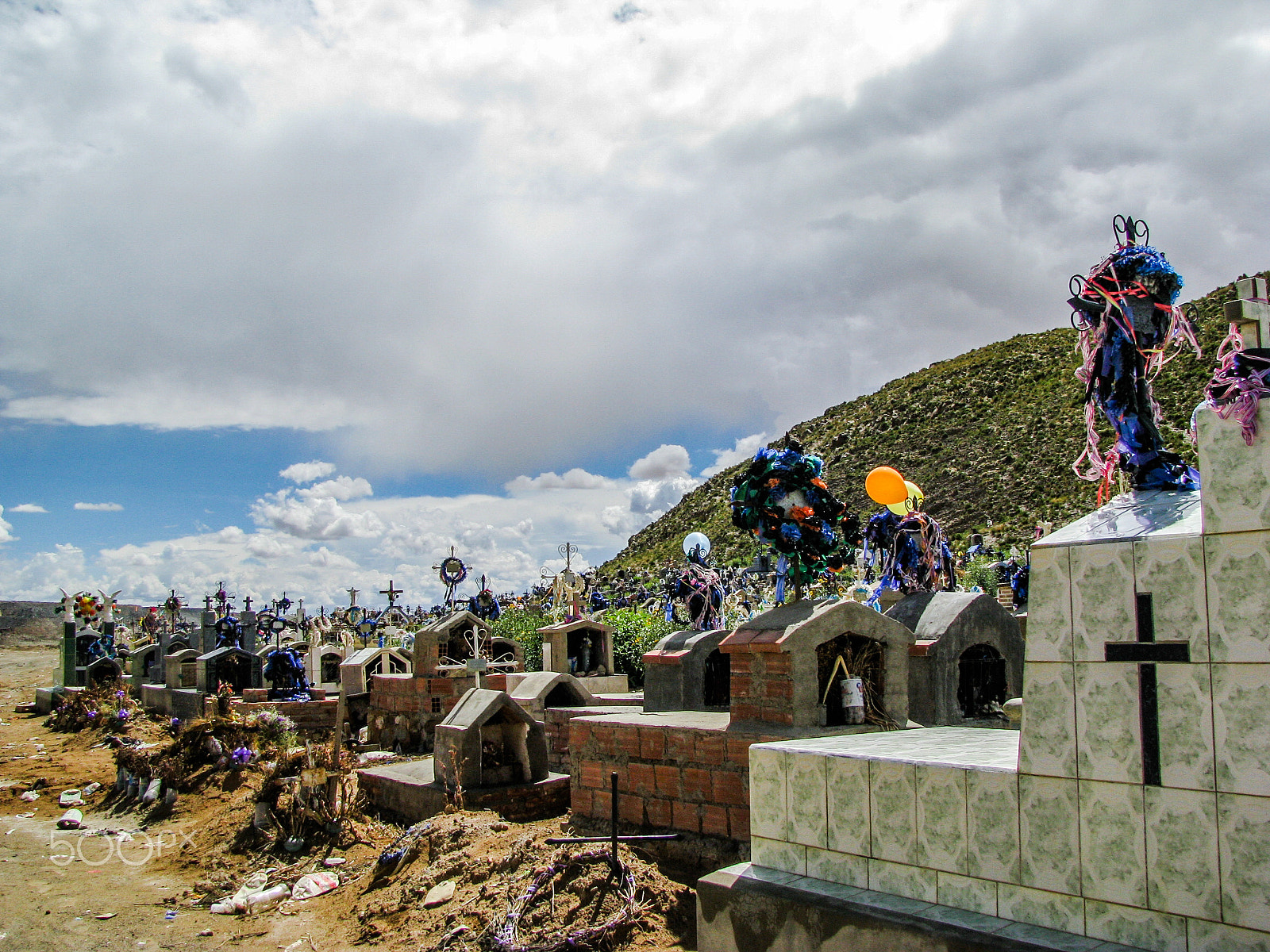 Canon POWERSHOT SX100 IS sample photo. Bolivian cemetery photography