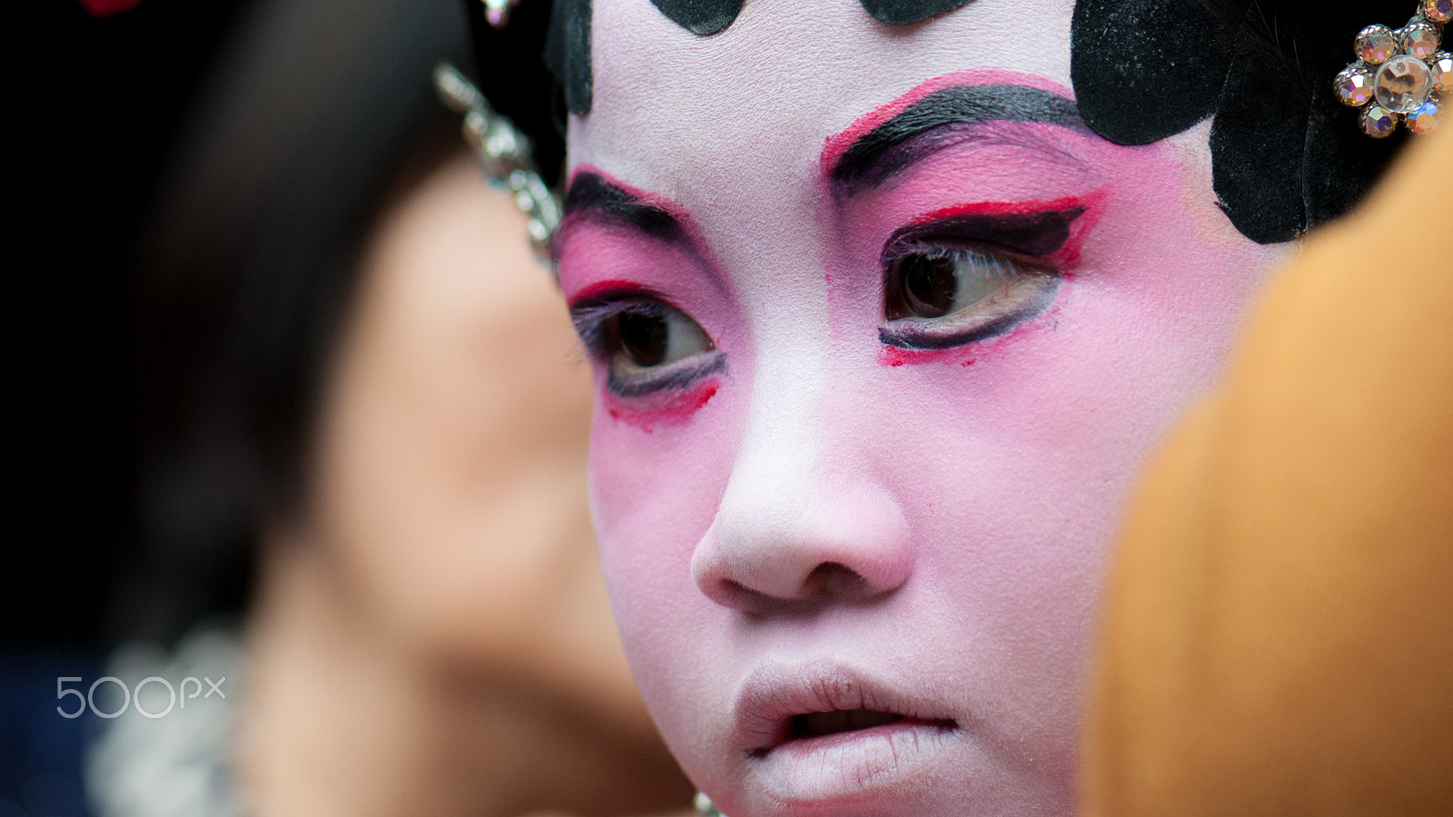 Nikon AF-S Micro-Nikkor 105mm F2.8G IF-ED VR sample photo. Children in make-up photography