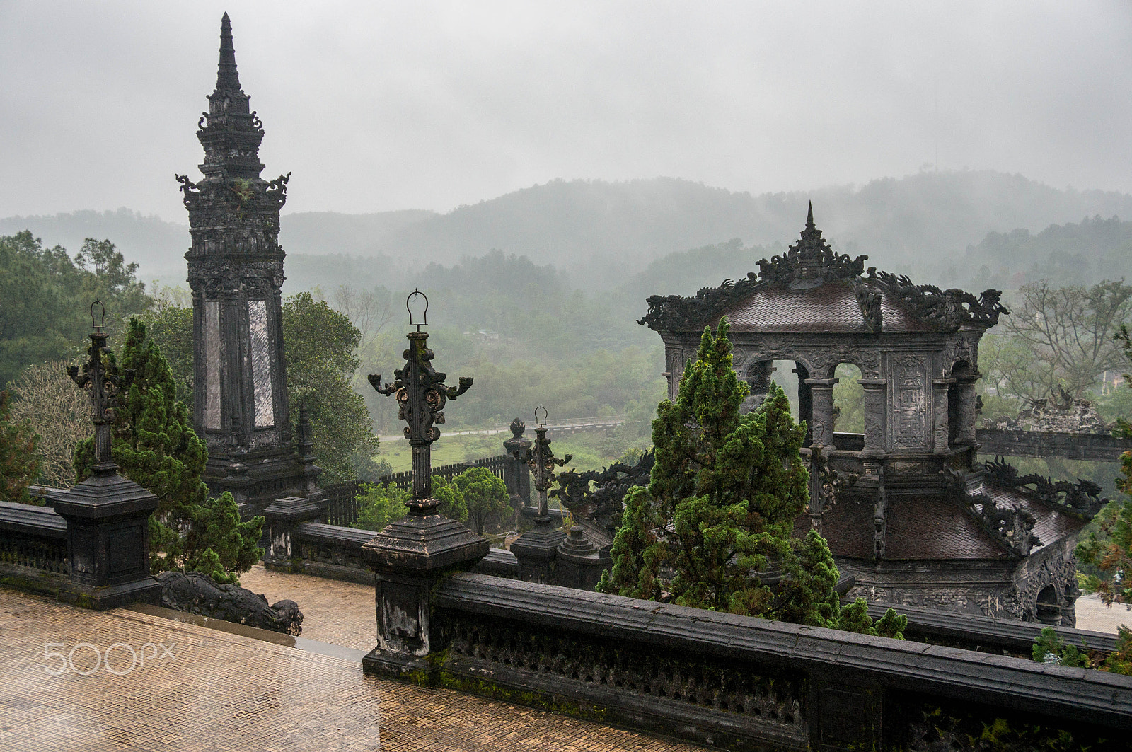 Sony Vario-Tessar T* E 16-70mm F4 ZA OSS sample photo. Rainy tomb of khải Định photography