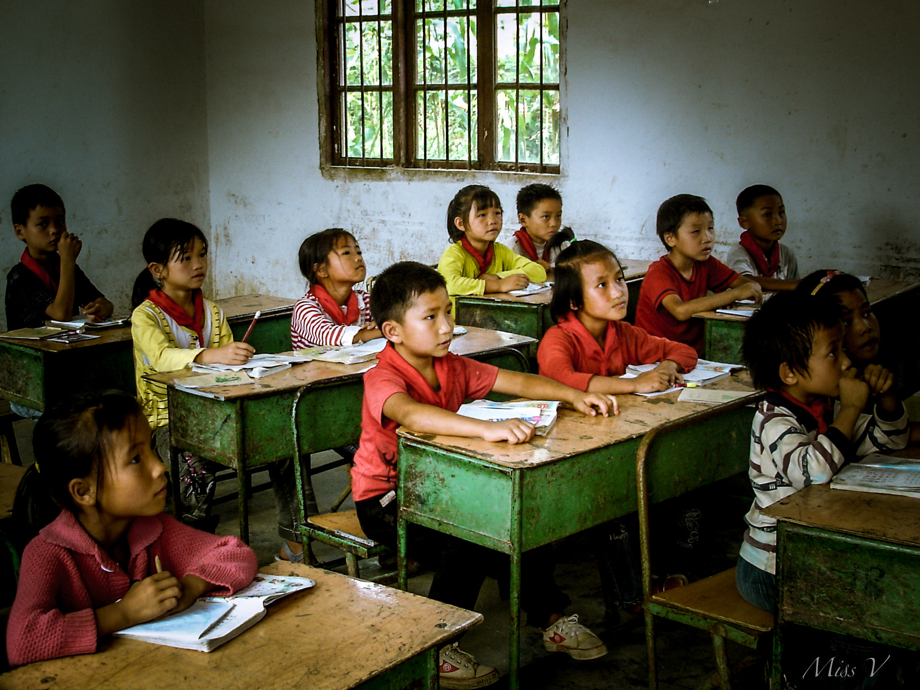 Sony DSC-P100 sample photo. Children were thirsty for knowledge.（guizhou） photography