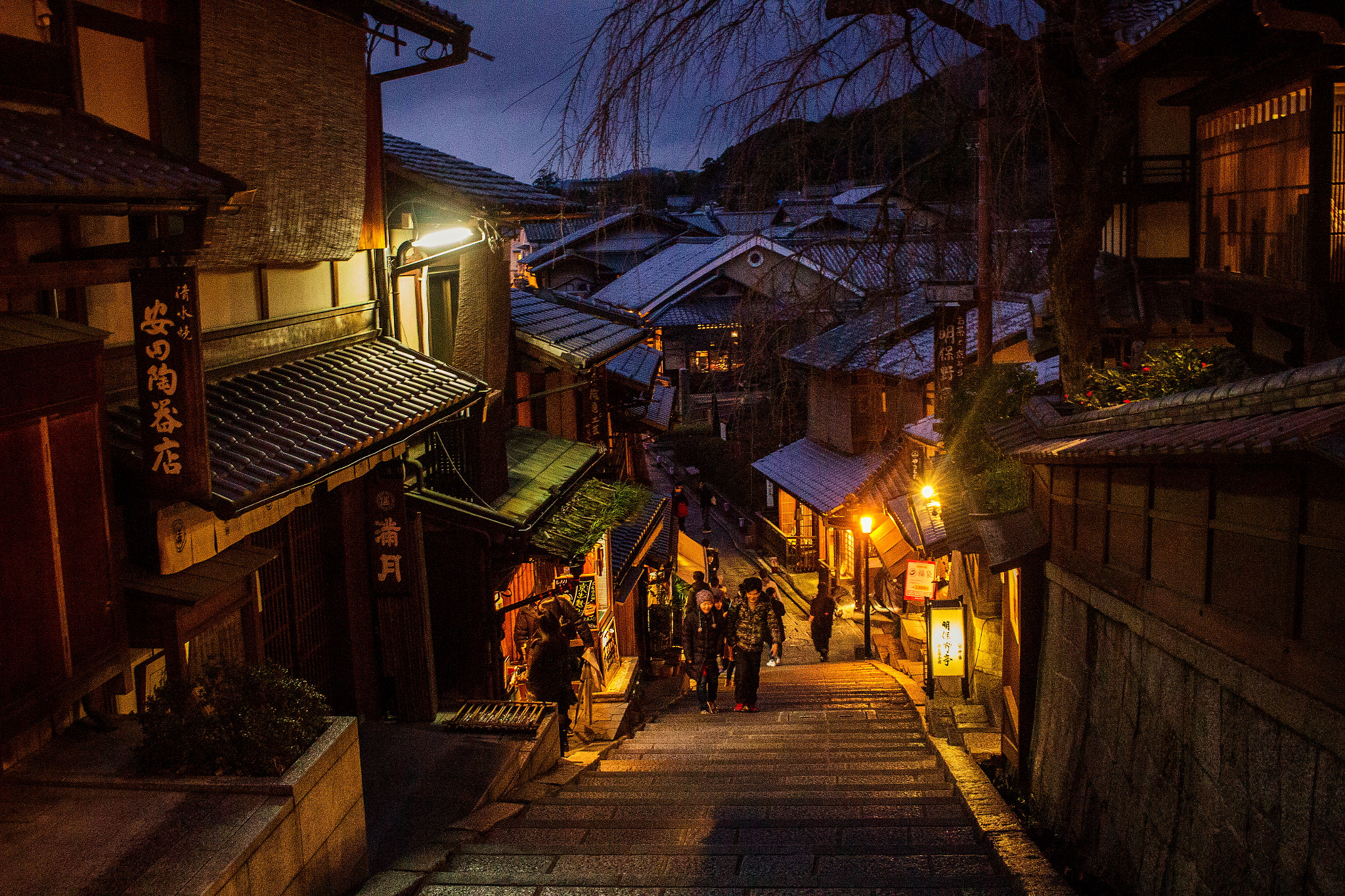 Canon EF-S 24mm F2.8 STM sample photo. The evening of sannenzaka photography