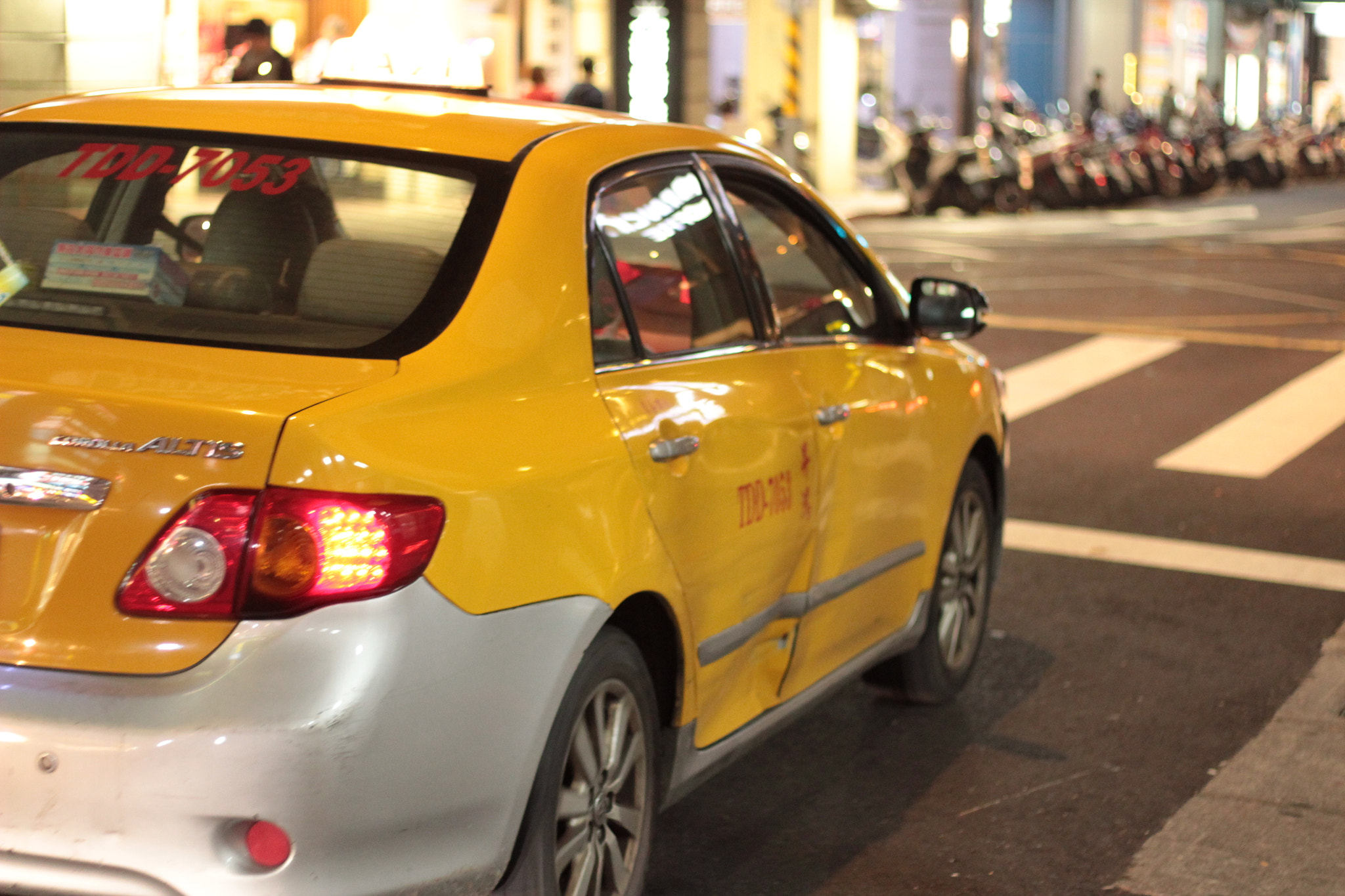 Canon EOS 1300D (EOS Rebel T6 / EOS Kiss X80) + Canon EF 50mm F1.8 II sample photo. Taxi in taipei photography