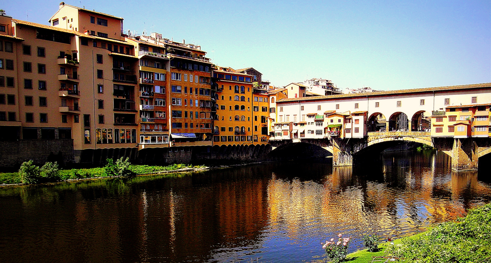 Fujifilm FinePix JX250 sample photo. Ponte vecchio sull'arno a firenze. photography