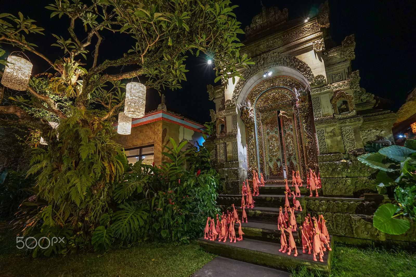 Sony a7 + Sony Vario-Tessar T* FE 16-35mm F4 ZA OSS sample photo. Temple in ubud, bali, indonesia. photography